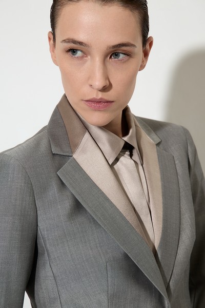 Однобортный жакет с отделкой из атласа VASSA&Co, пол женский, цвет серый, фото №3