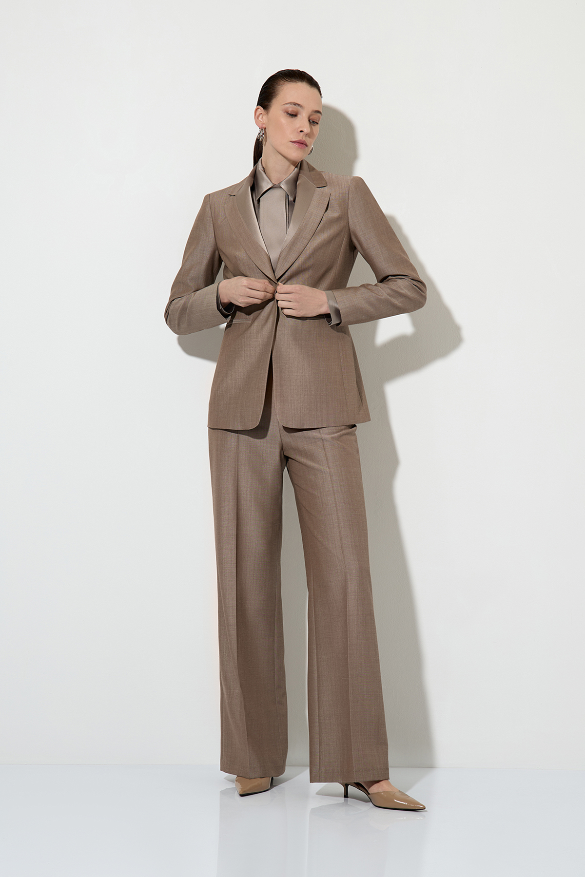 Однобортный жакет с отделкой из атласа VASSA&Co, пол женский, цвет коричневый