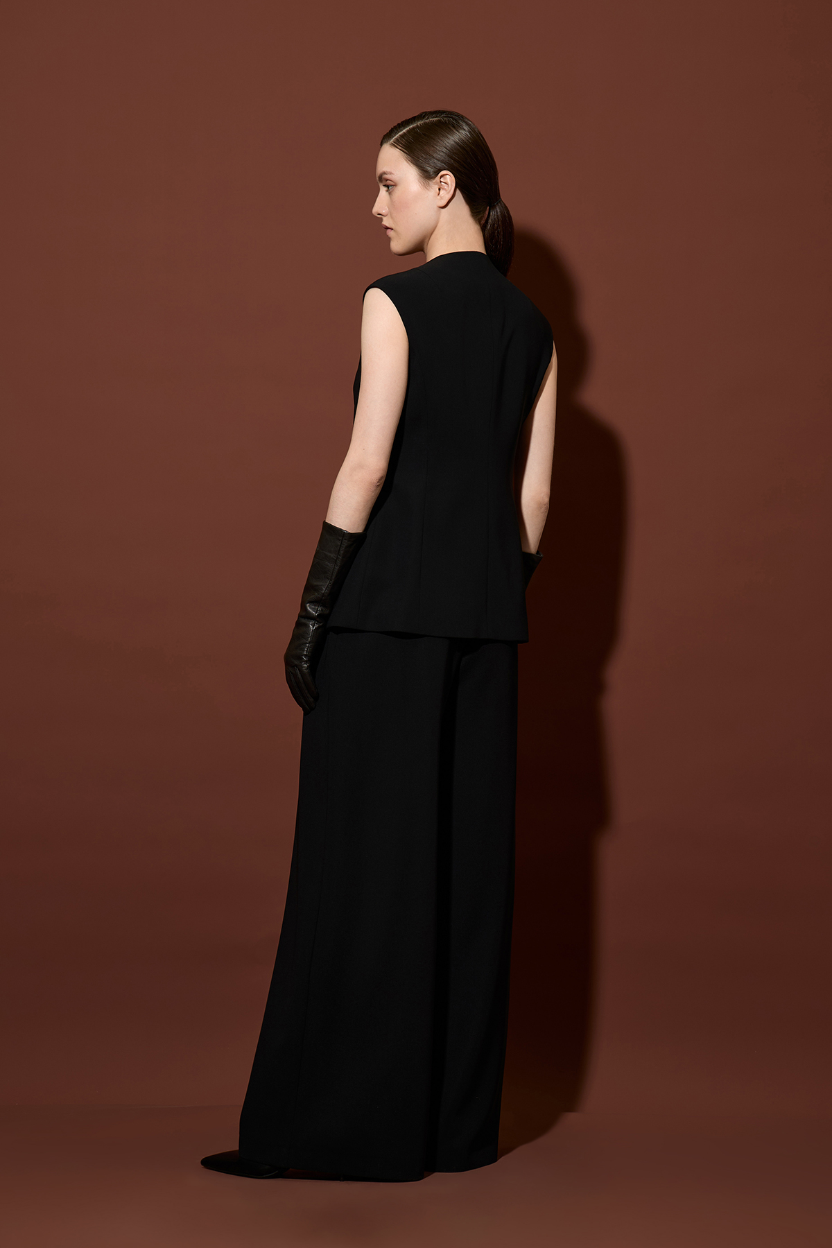 Удлиненный жилет с акцентной деталью VASSA&Co, пол женский, цвет бежевый