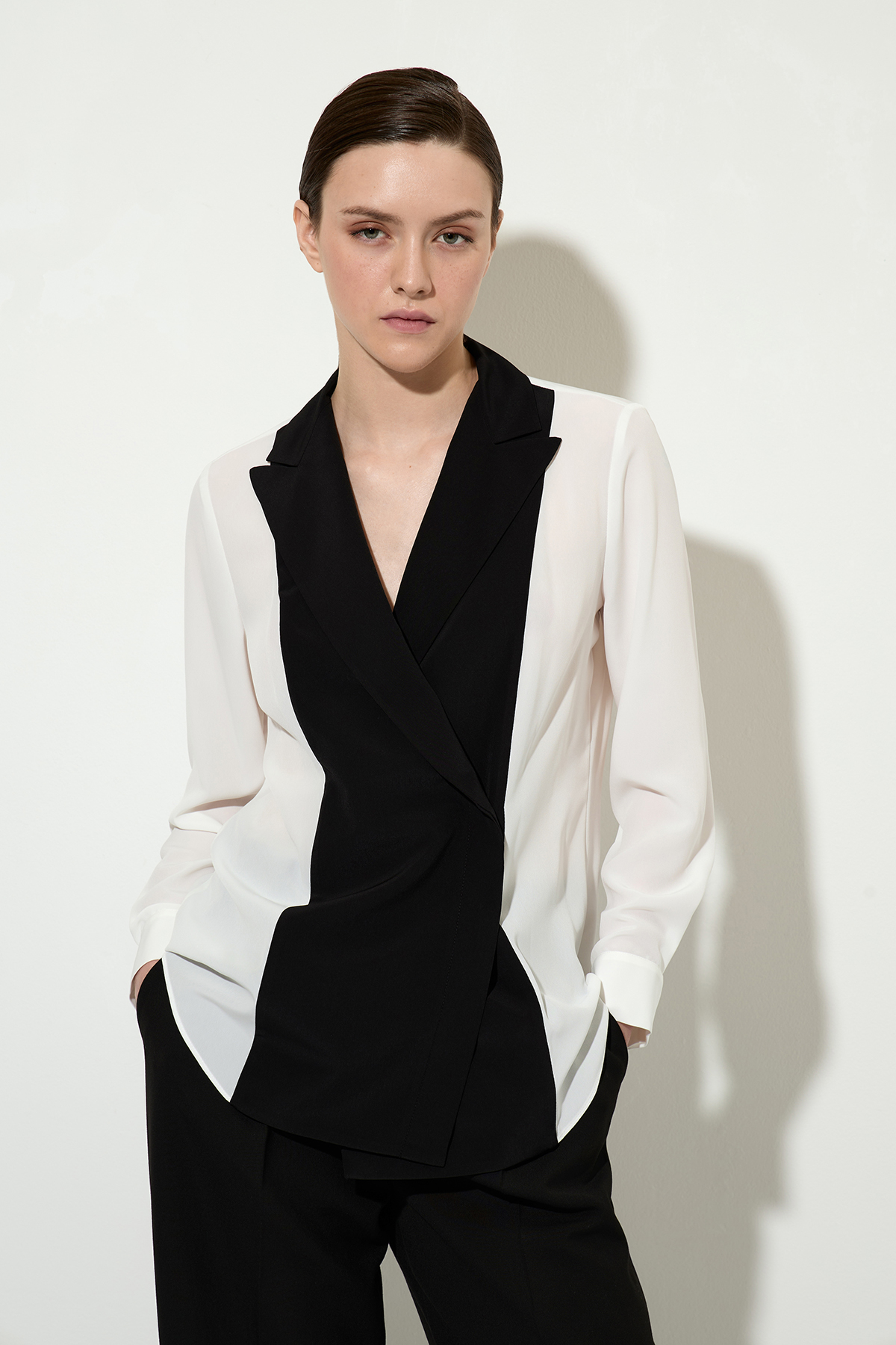 Блузка с английским воротником VASSA&Co, пол женский, цвет белый