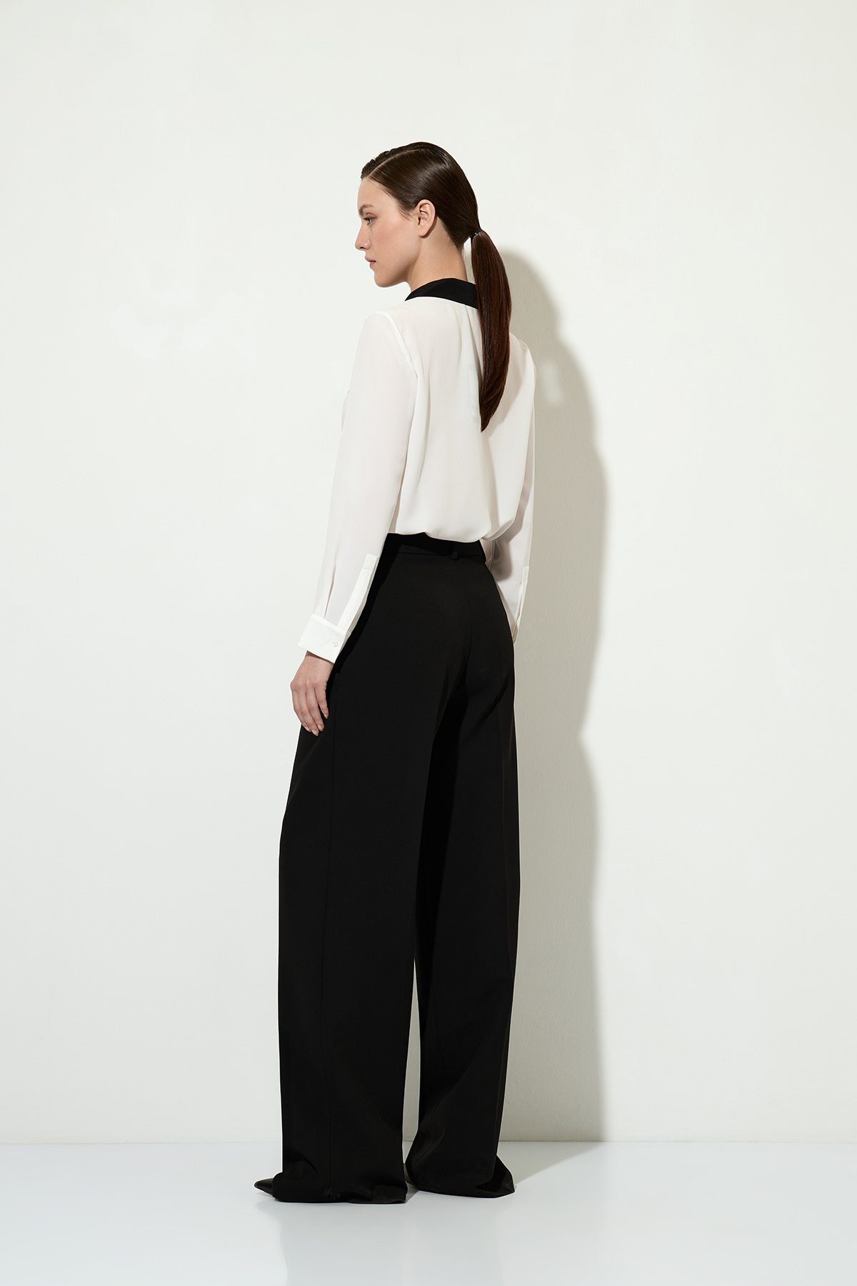 Блузка с английским воротником VASSA&Co, пол женский, цвет белый