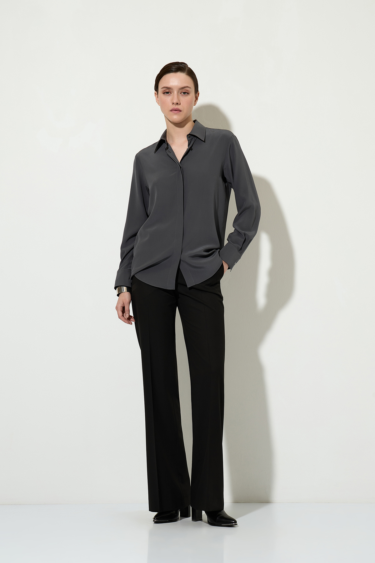 Брюки прямого кроя VASSA&Co, пол женский, цвет черный