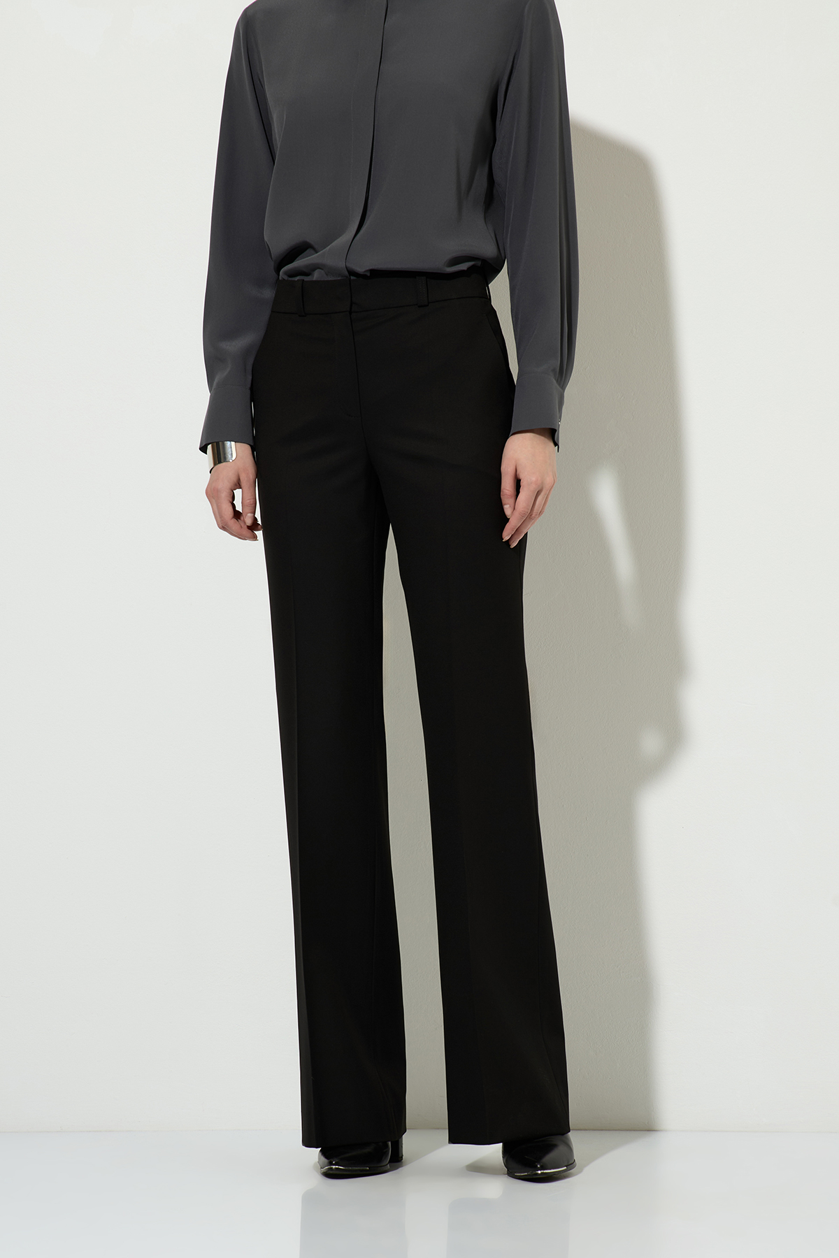 Брюки прямого кроя VASSA&Co, пол женский, цвет черный