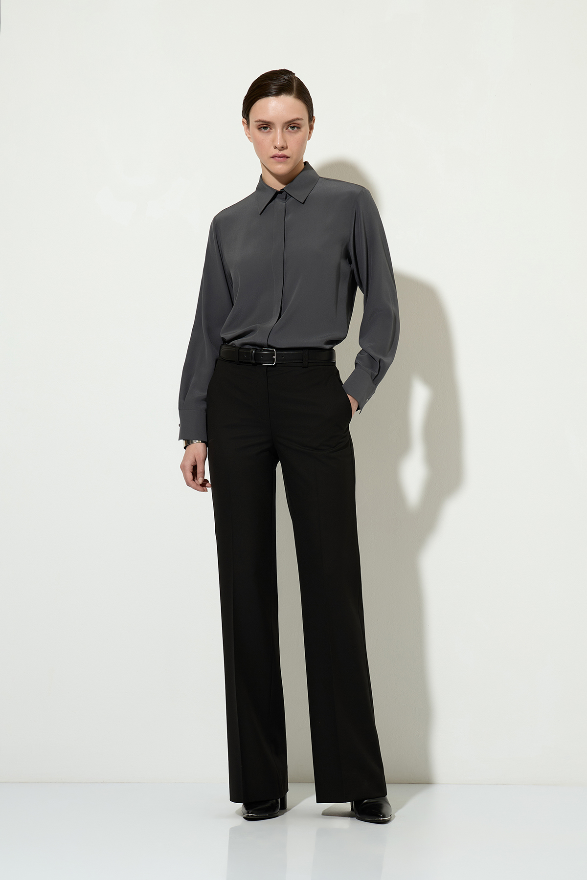 Блузка из шелка VASSA&Co, пол женский, цвет серый