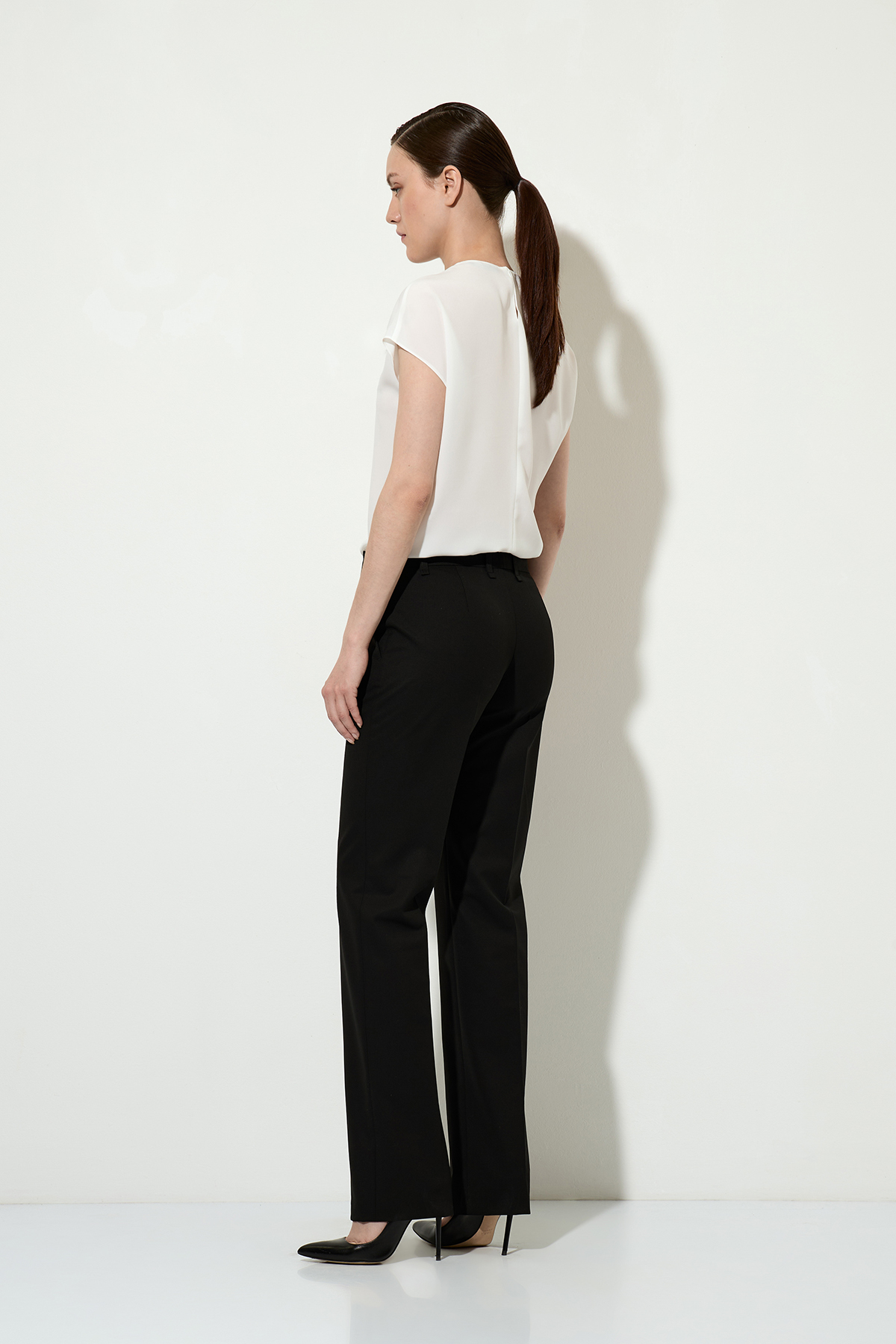 Брюки VASSA&Co, пол женский, цвет черный