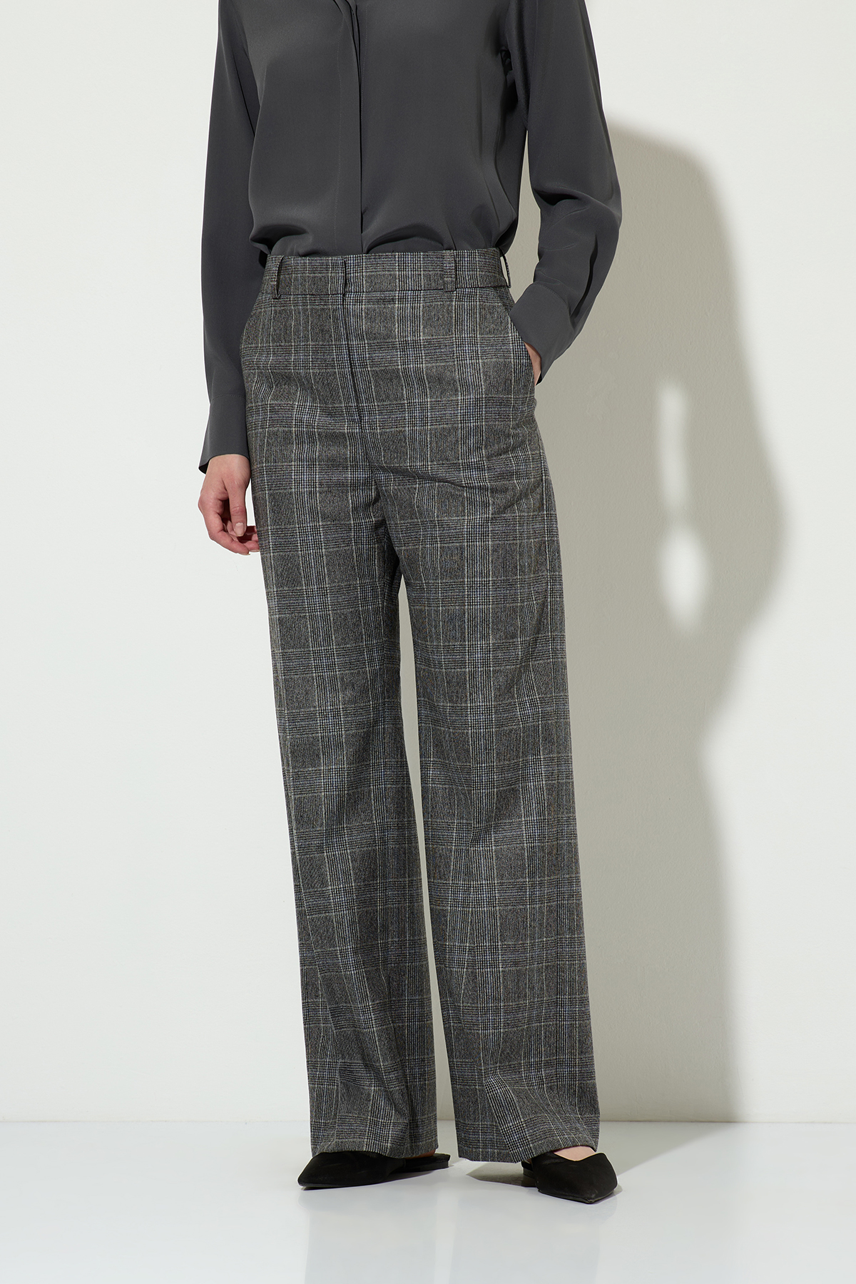 Брюки в клетку VASSA&Co, пол женский, цвет серый