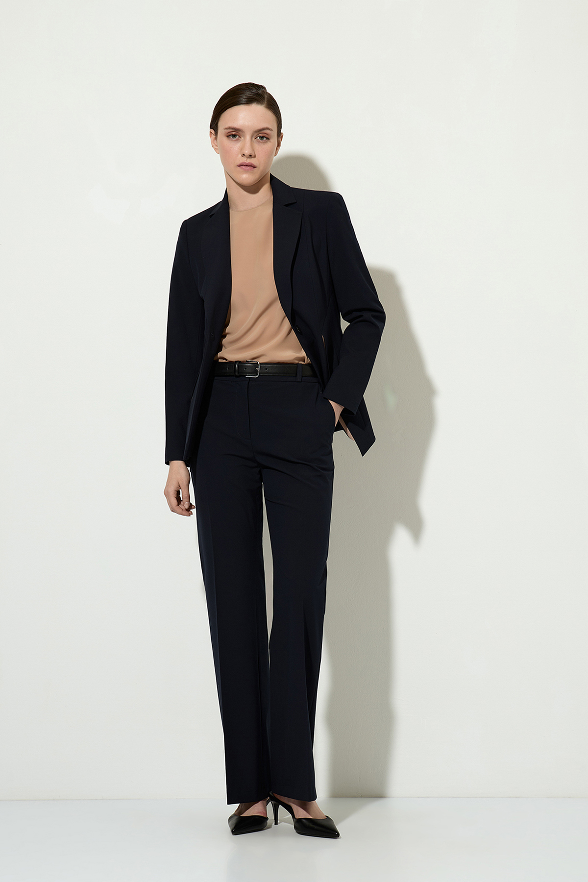 Однобортный жакет приталенного силуэта VASSA&Co, пол женский, цвет синий