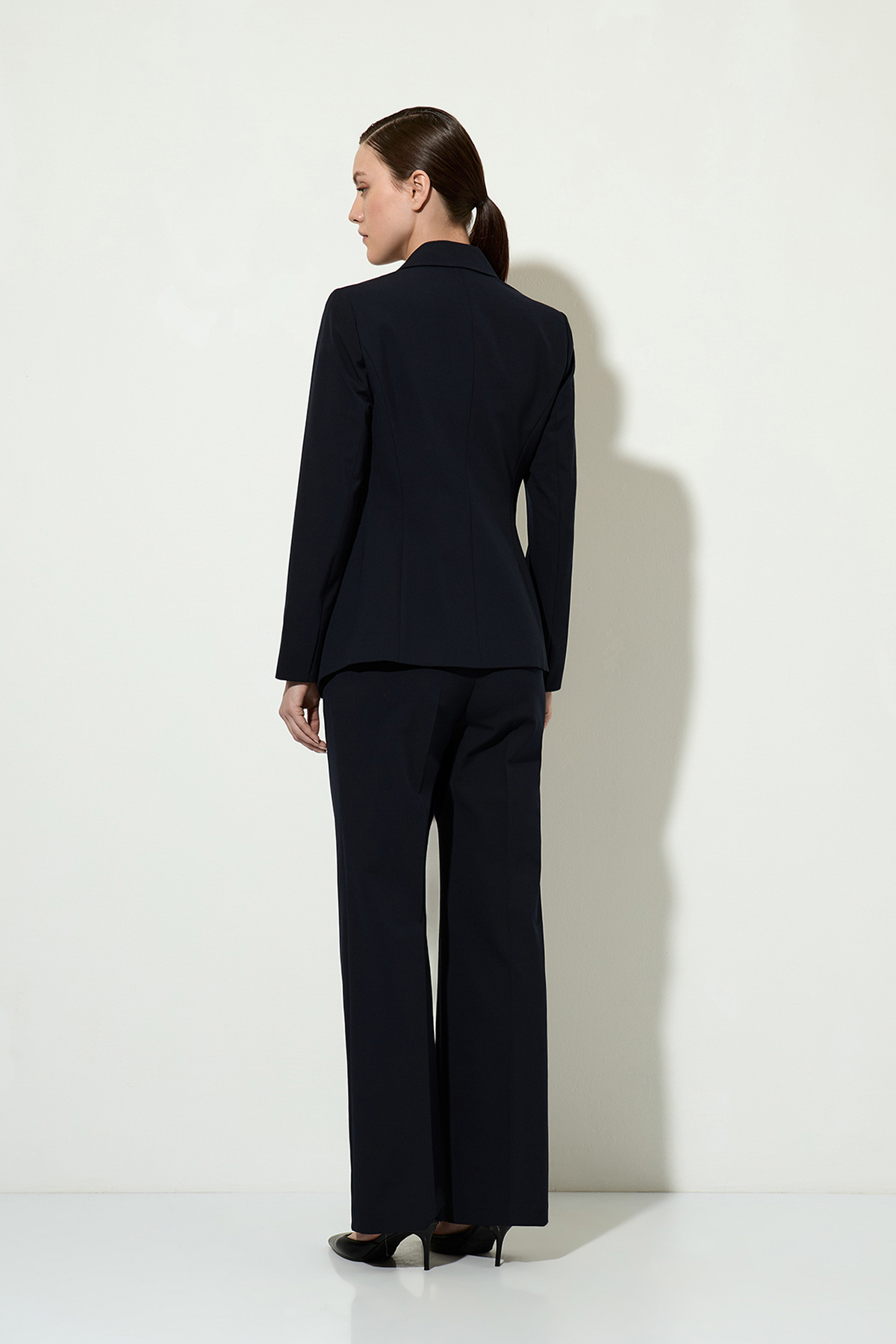 Однобортный жакет приталенного силуэта VASSA&Co, пол женский, цвет синий