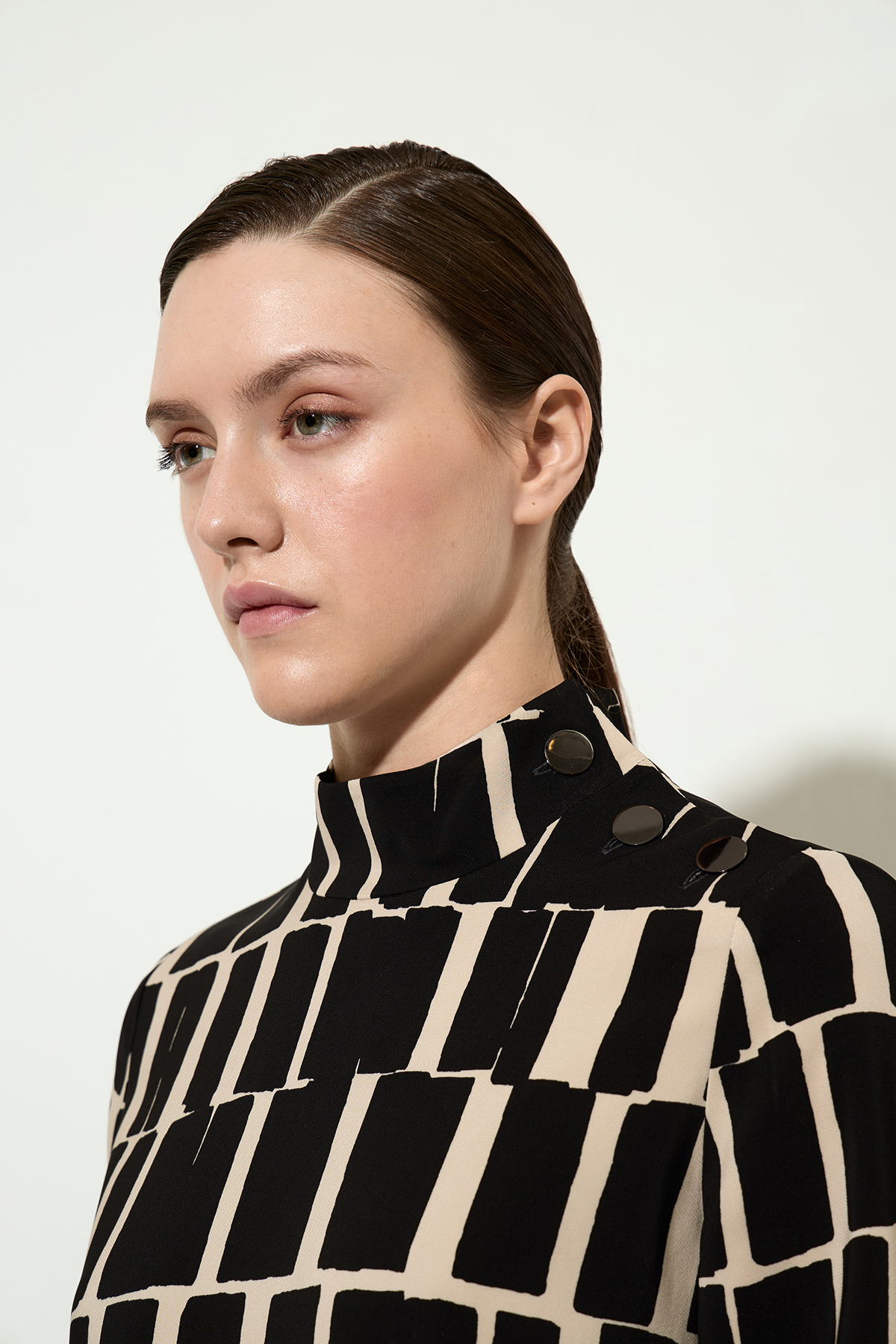 Платье с абстрактным принтом VASSA&Co, пол женский, цвет черный