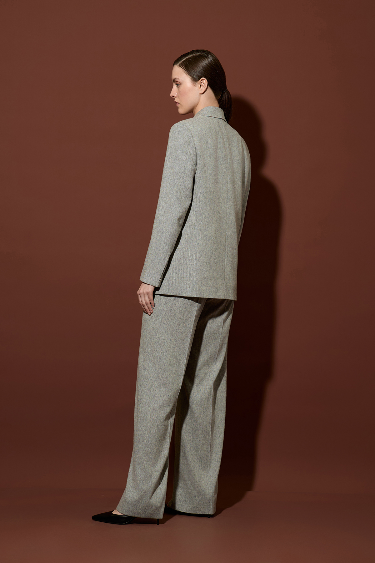 Брюки прямого кроя VASSA&Co, пол женский, цвет серый