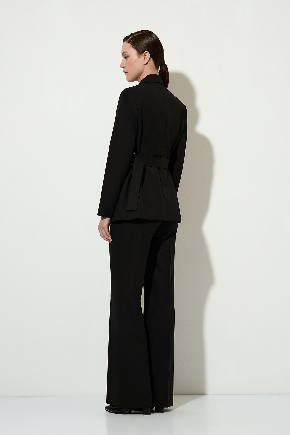 Жакет с акцентным поясом VASSA&Co, пол женский, цвет черный