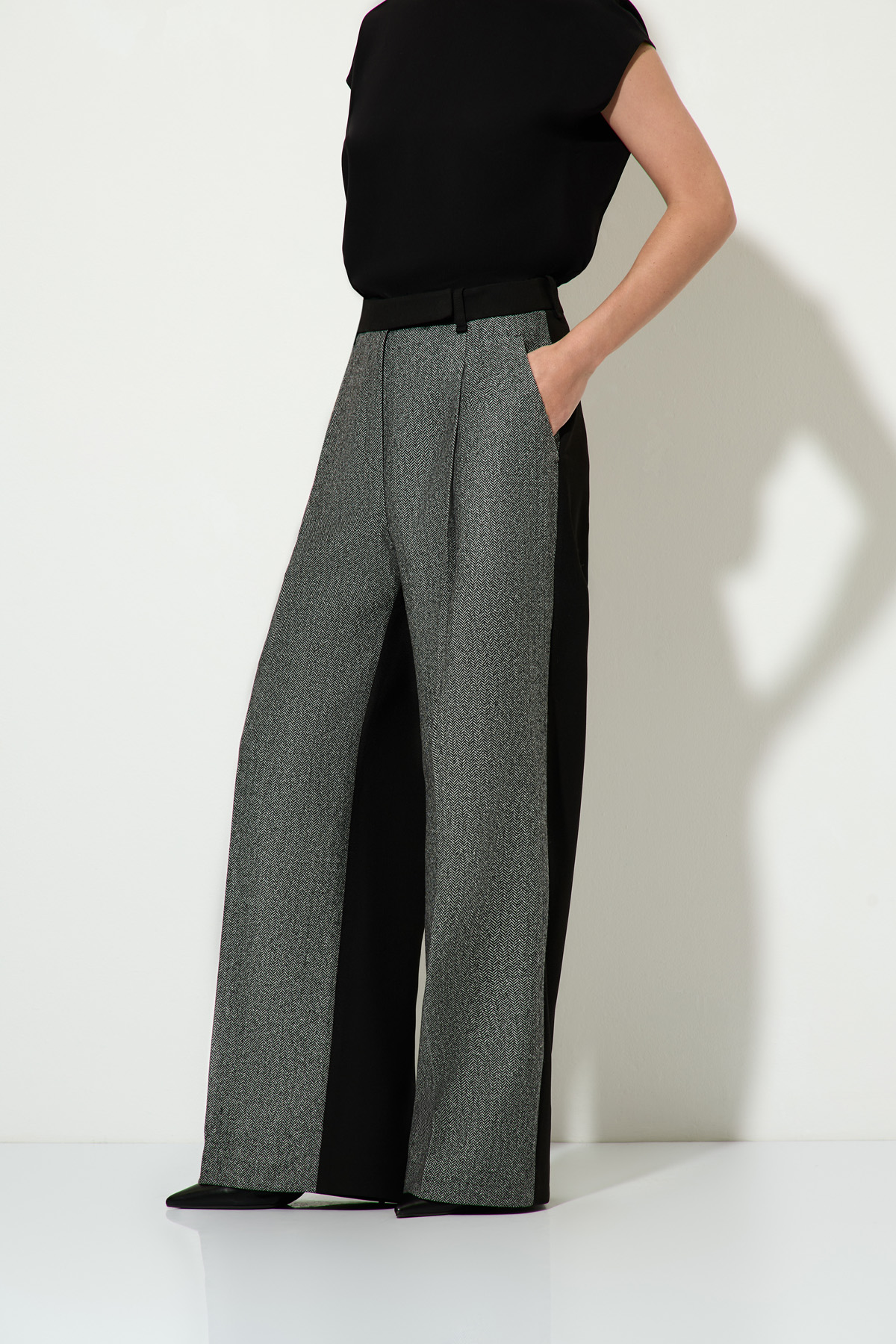 Брюки в стиле color block VASSA&Co, пол женский, цвет серый