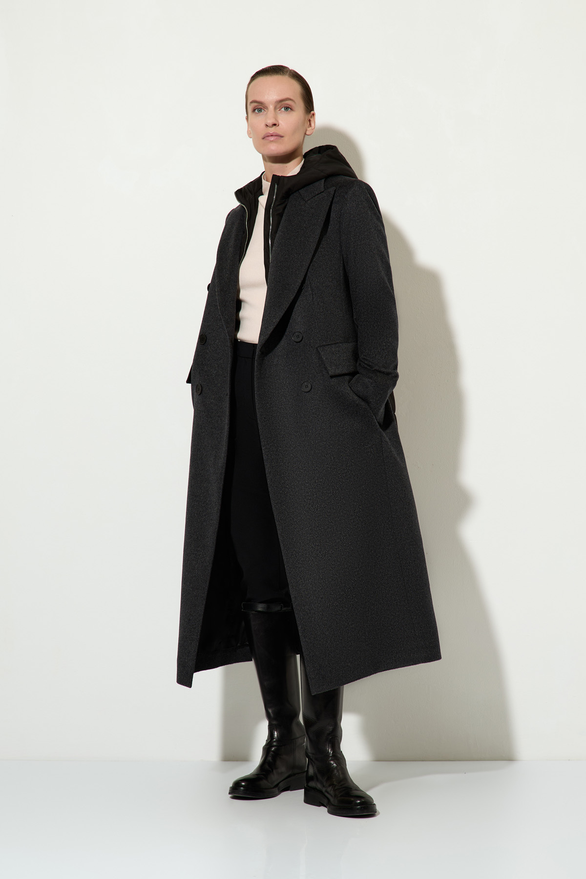 Зауженные брюки с молниями VASSA&Co, пол женский, цвет черный