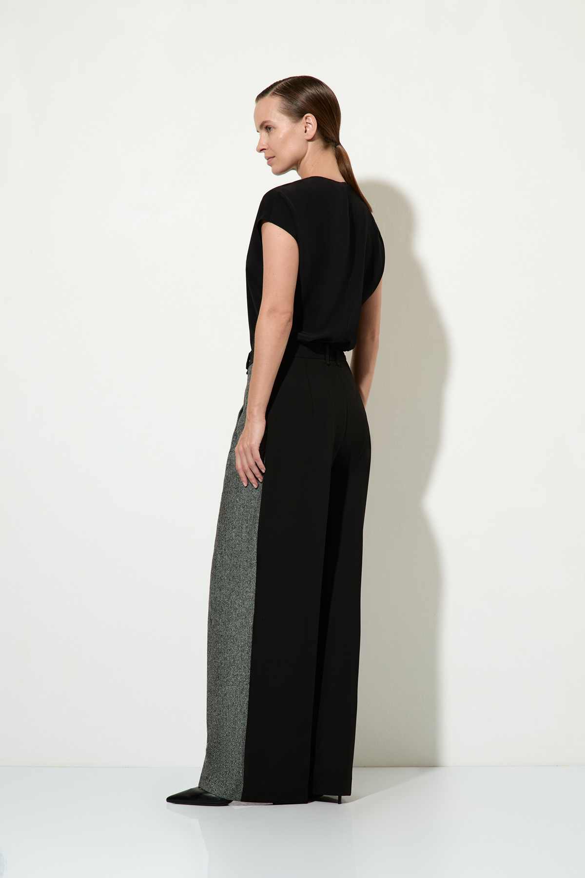 Брюки в стиле color block VASSA&Co, пол женский, цвет серый