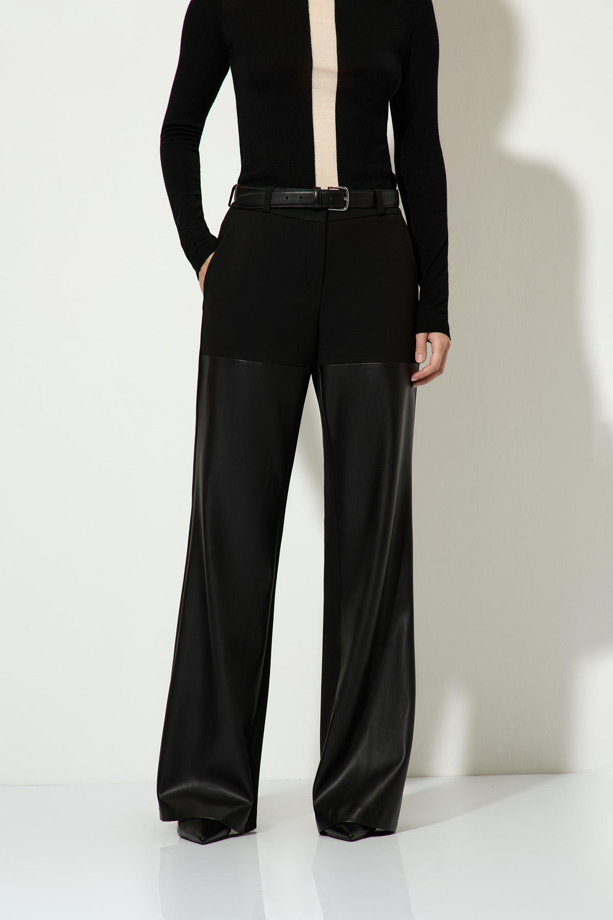 Широкие брюки со вставками из экокожи VASSA&Co, пол женский, цвет черный