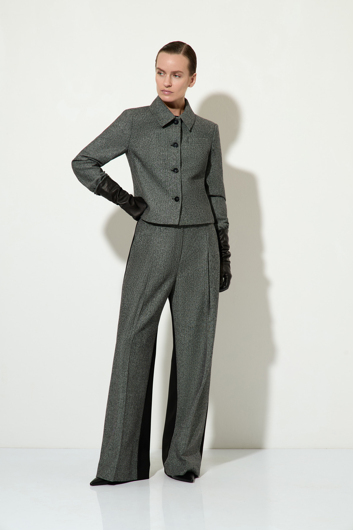 Брюки в стиле color block VASSA&Co, пол женский, цвет серый