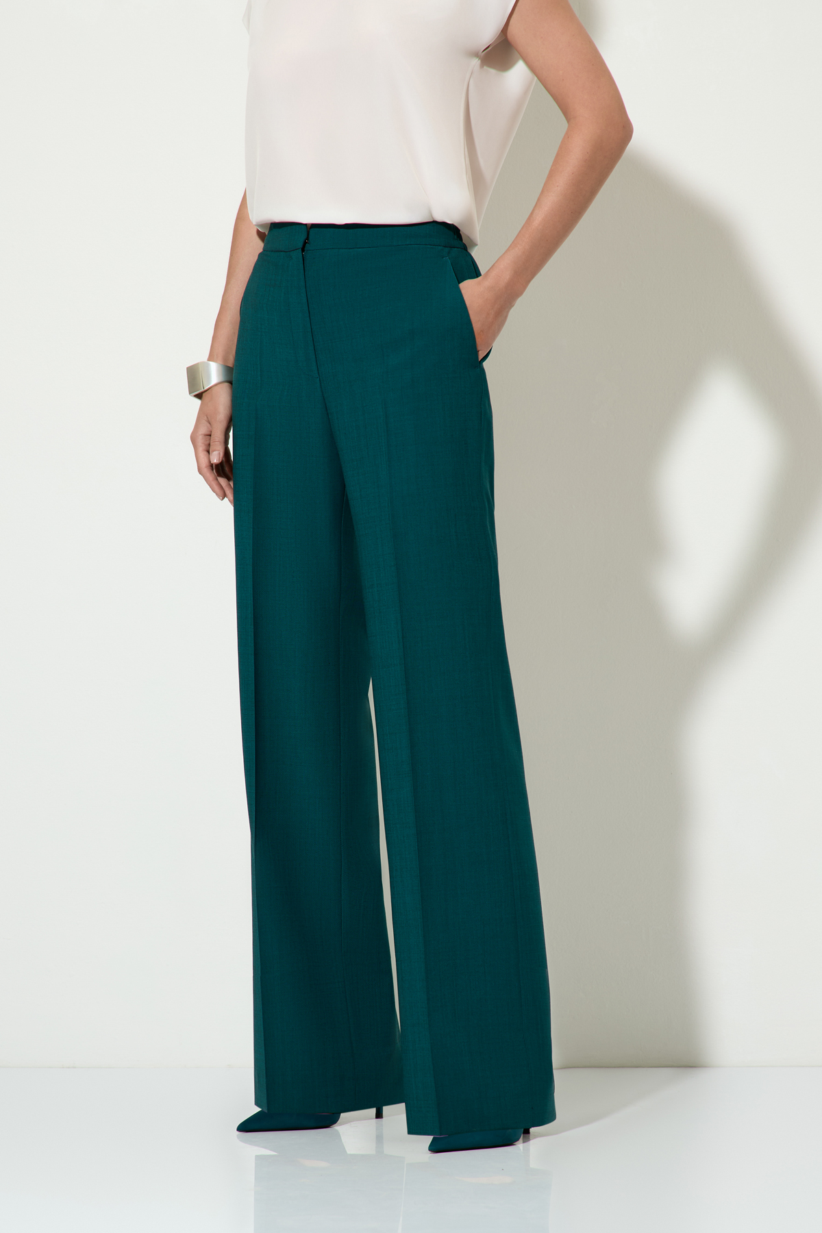 Брюки прямого кроя VASSA&Co, пол женский, цвет зеленый