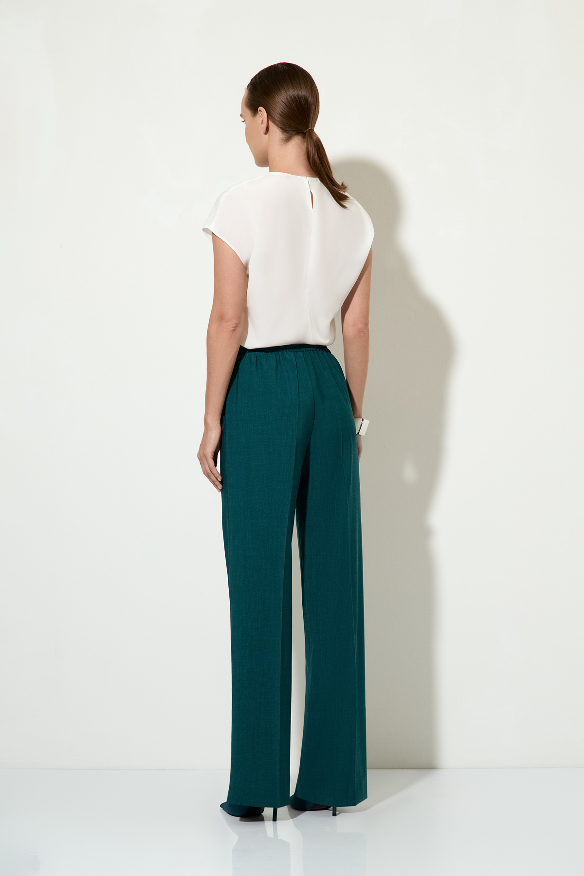 Брюки прямого кроя VASSA&Co, пол женский, цвет зеленый