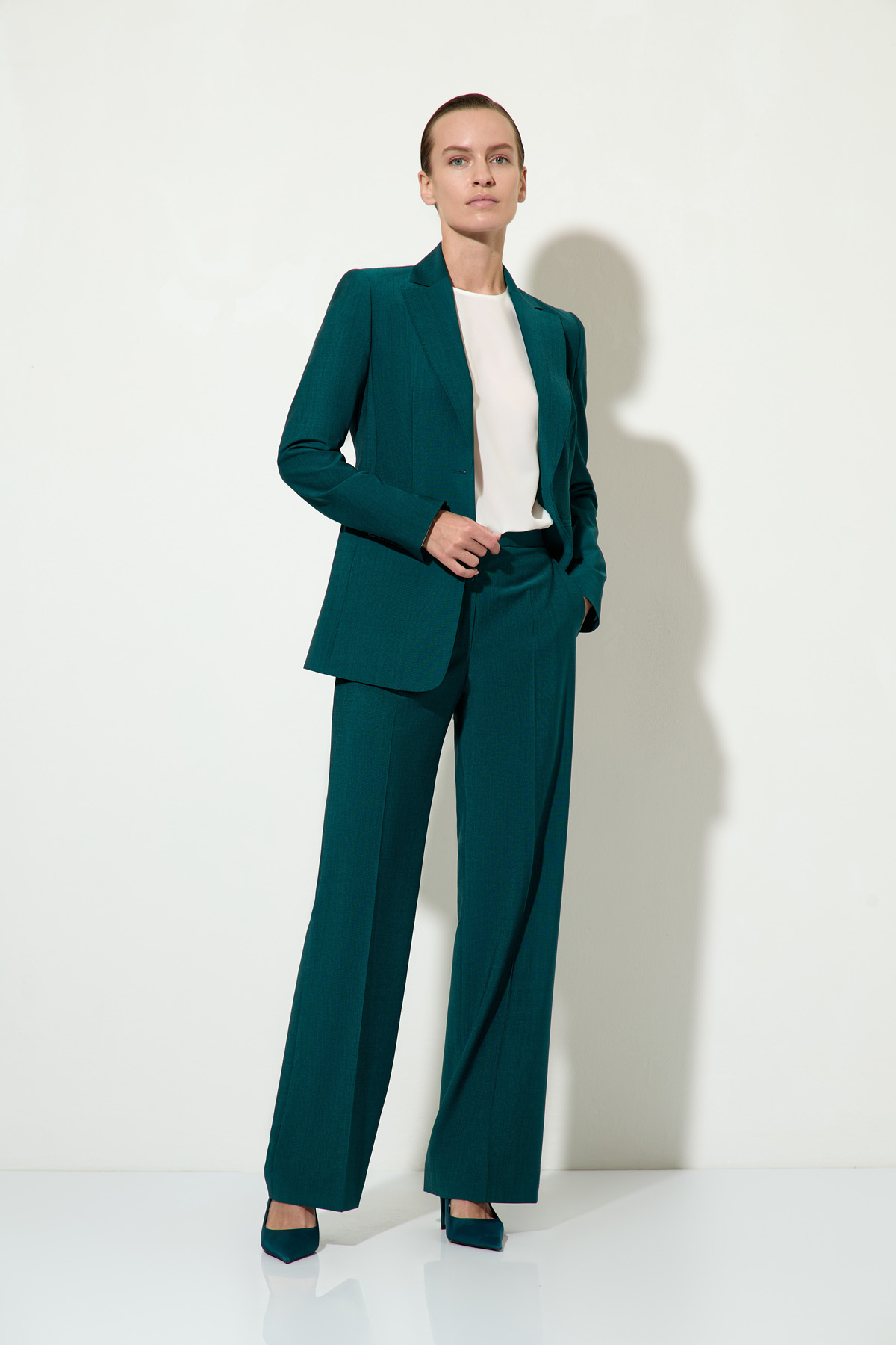 Однобортный жакет приталенного силуэта VASSA&Co, пол женский, цвет зеленый