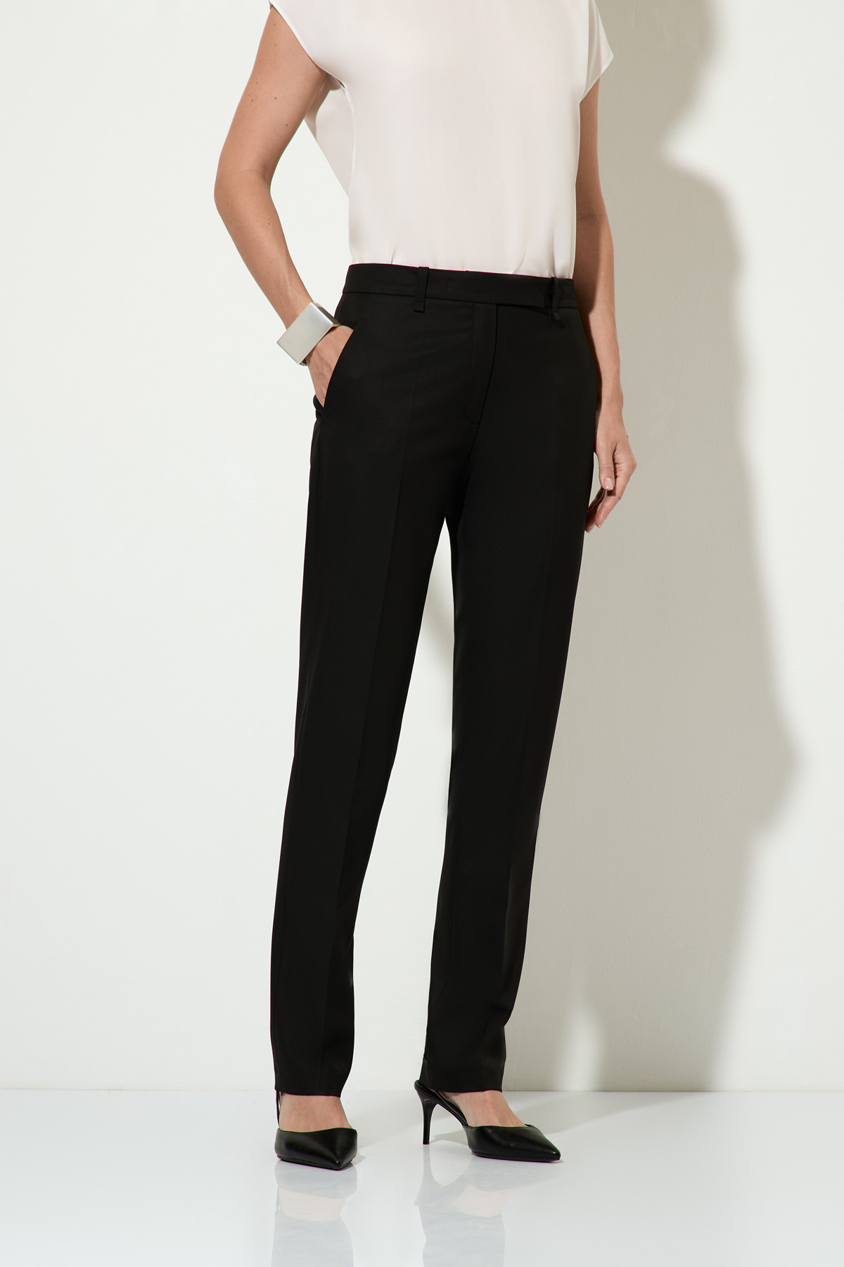 Базовые брюки VASSA&Co, пол female, цвет black