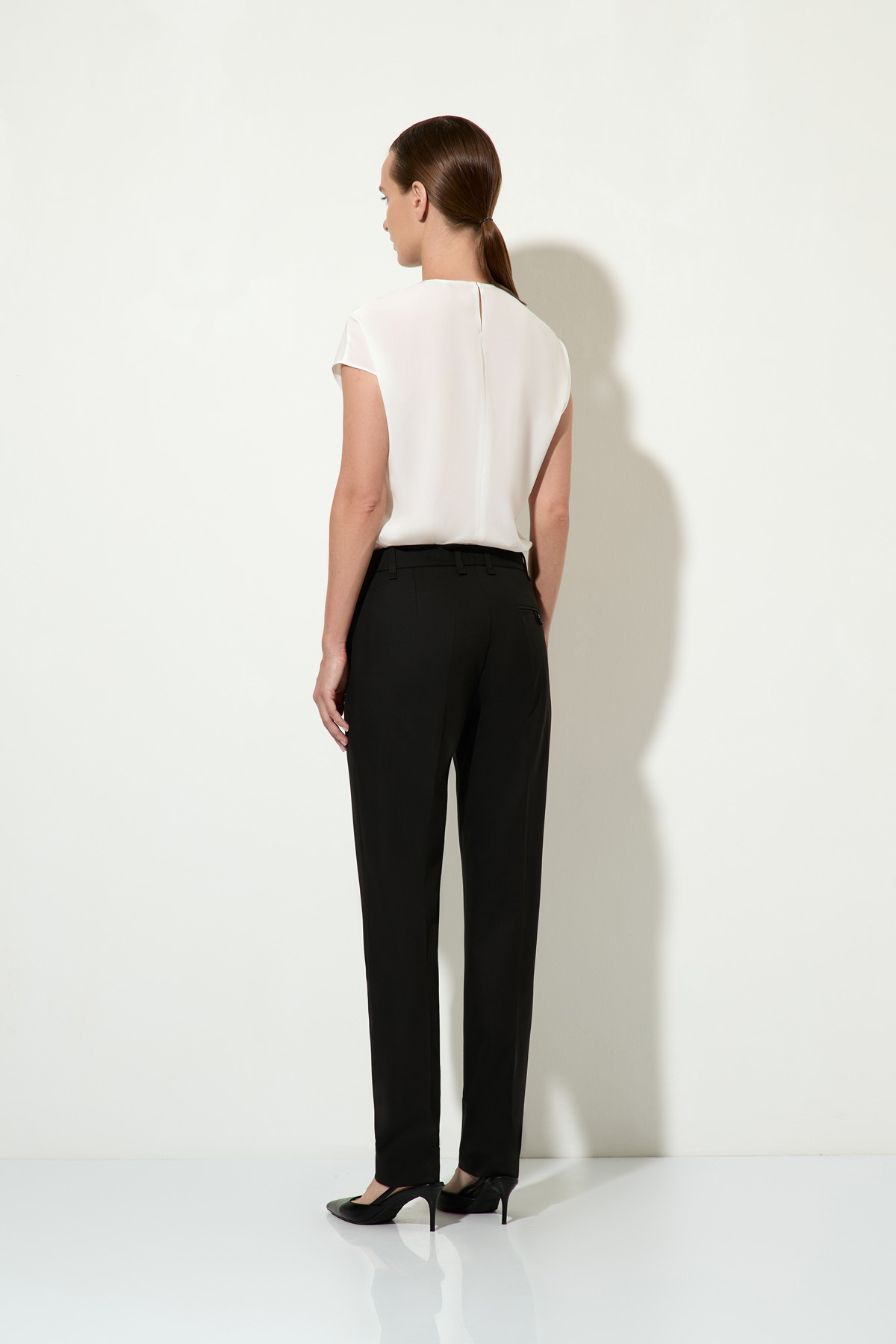 Базовые брюки VASSA&Co, пол female, цвет black