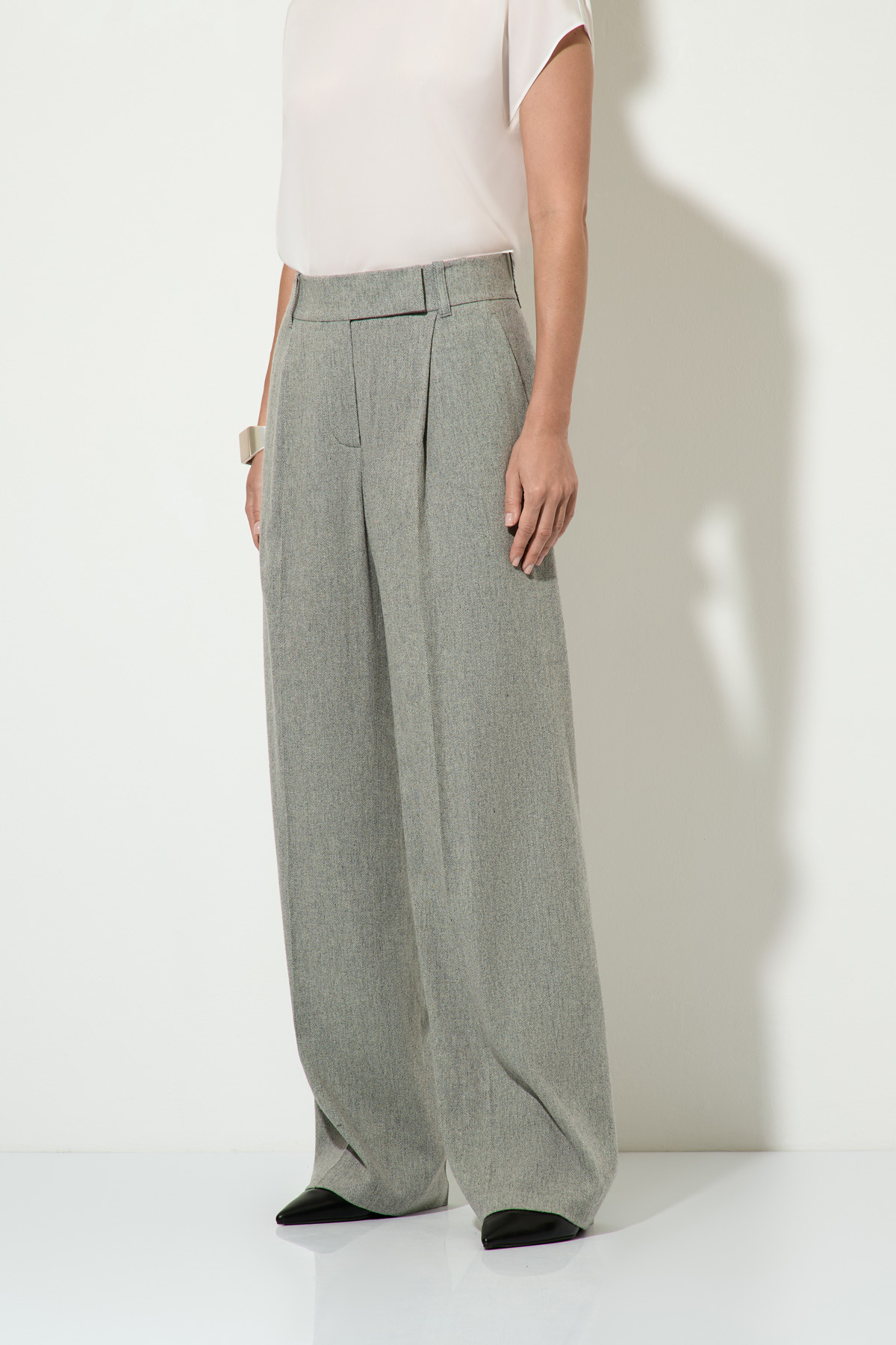 Брюки прямого кроя VASSA&Co, пол женский, цвет серый