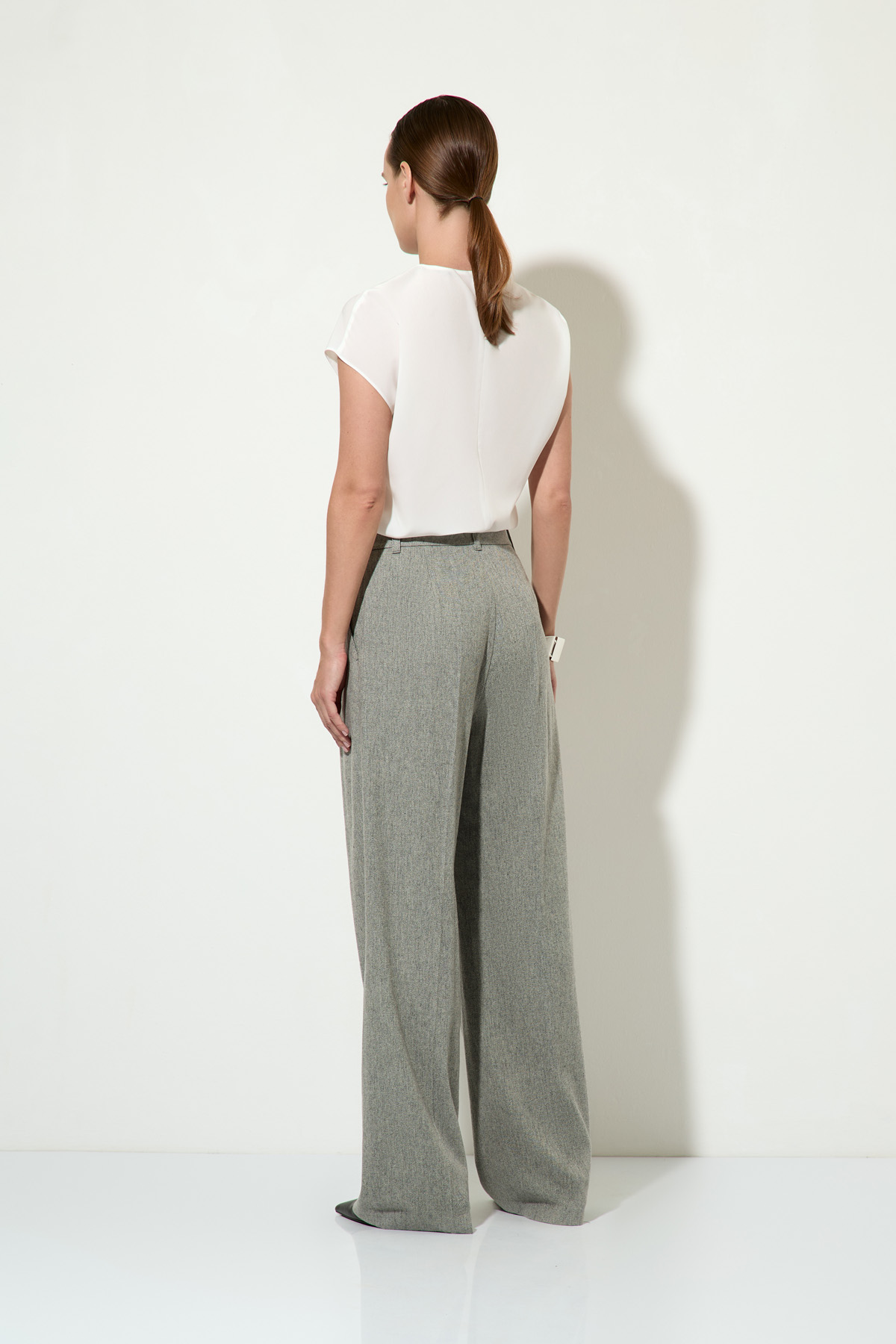 Брюки прямого кроя VASSA&Co, пол женский, цвет серый