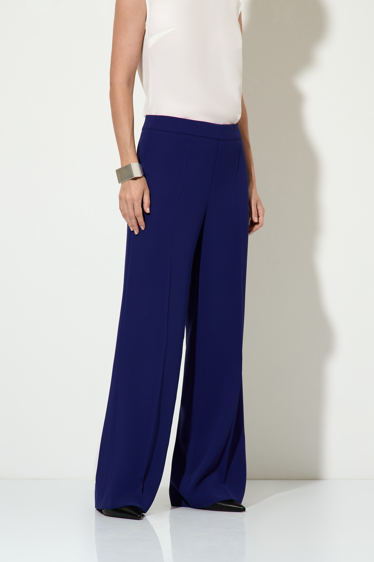 Брюки широкие VASSA&Co, пол женский, цвет синий