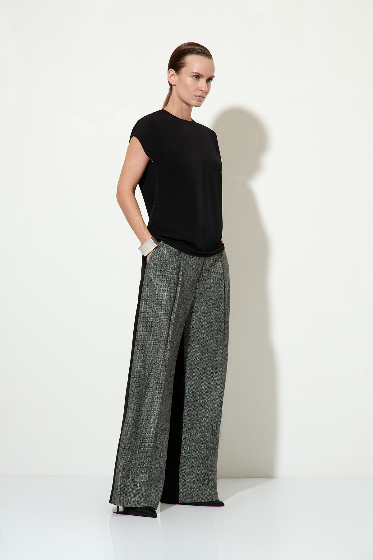 Брюки в стиле color block VASSA&Co, пол женский, цвет серый