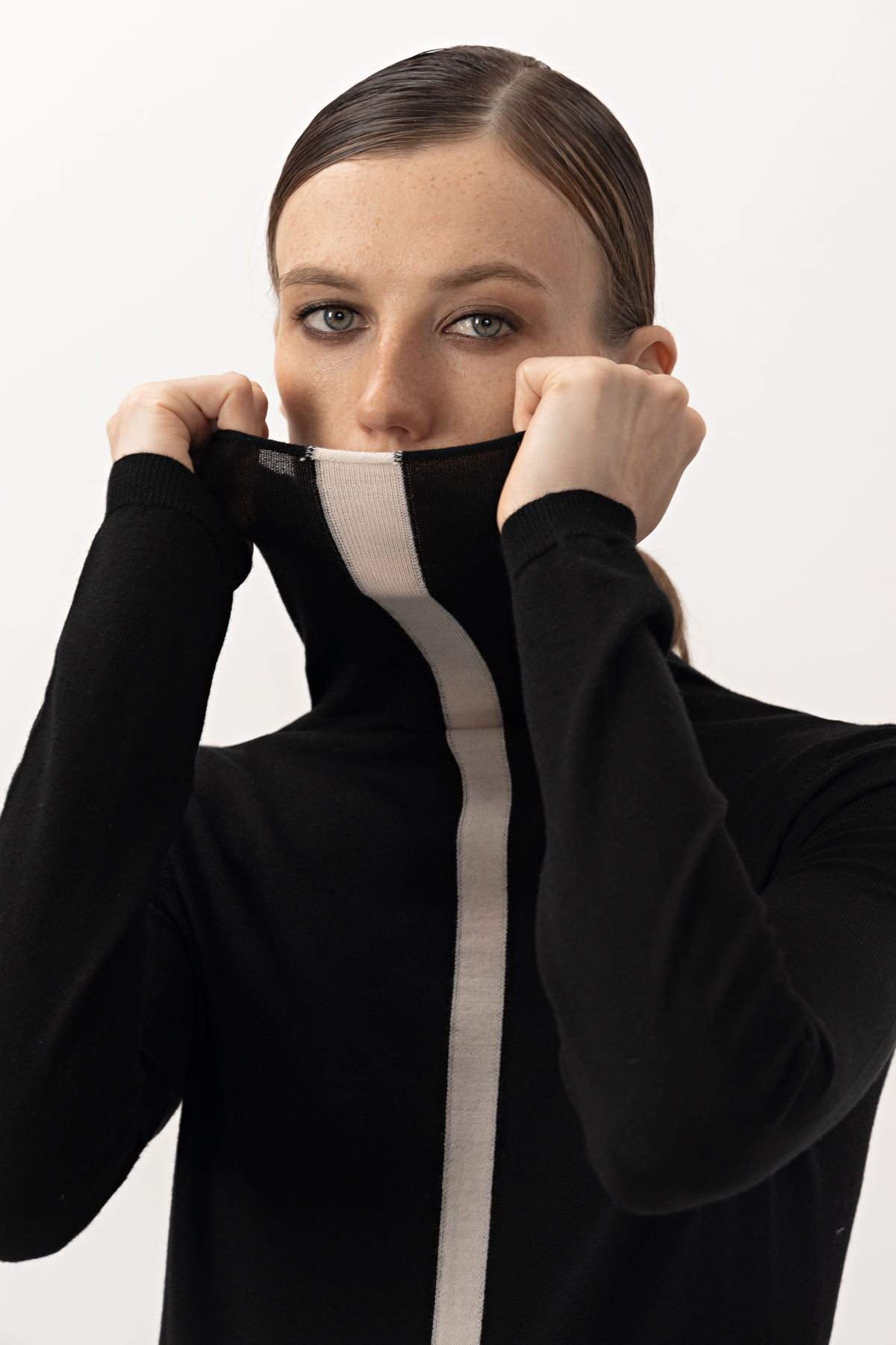 Водолазка VASSA&Co, пол женский, цвет черный