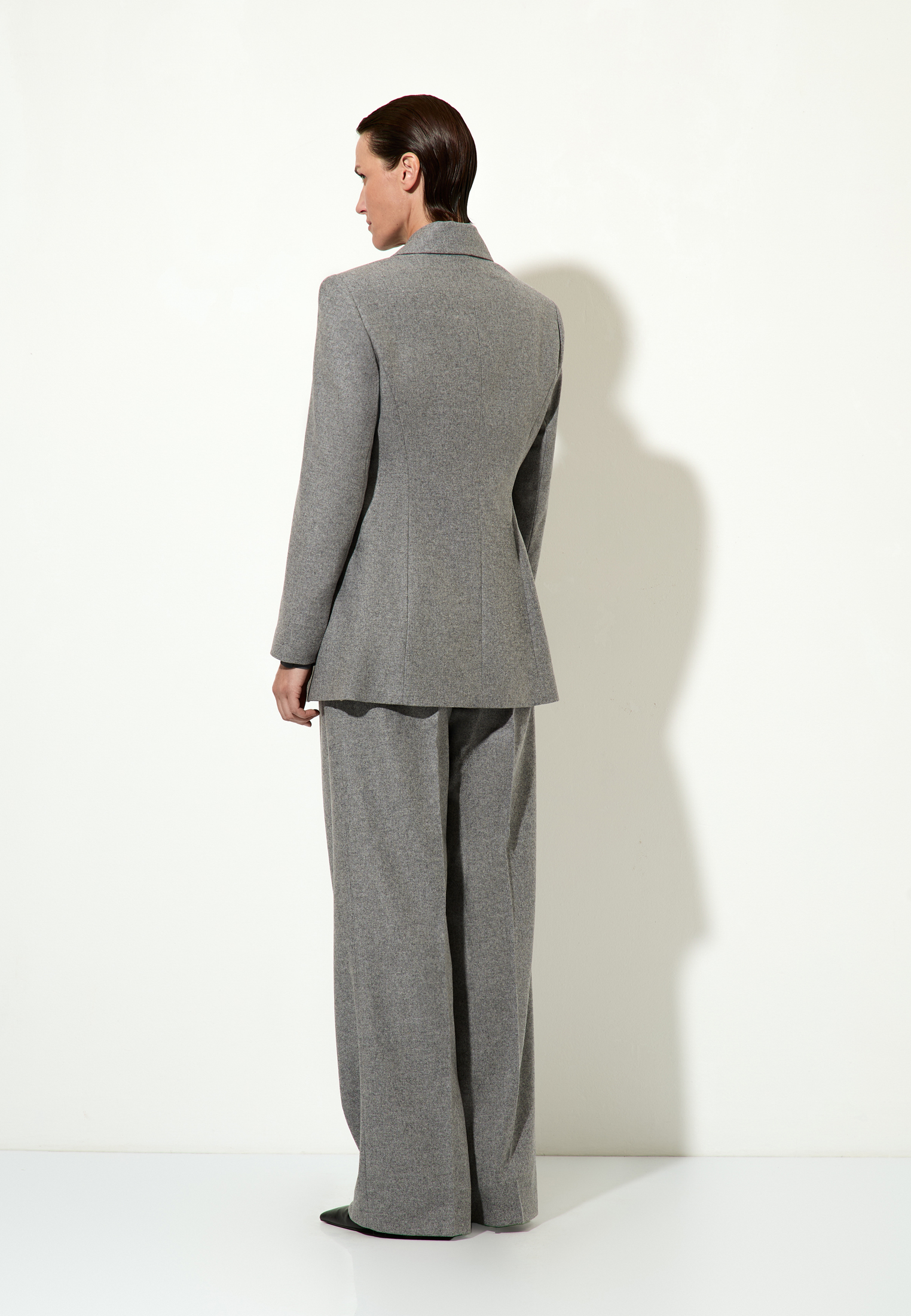 Однобортный жакет из полушерстяной ткани VASSA&Co, пол женский, цвет серый