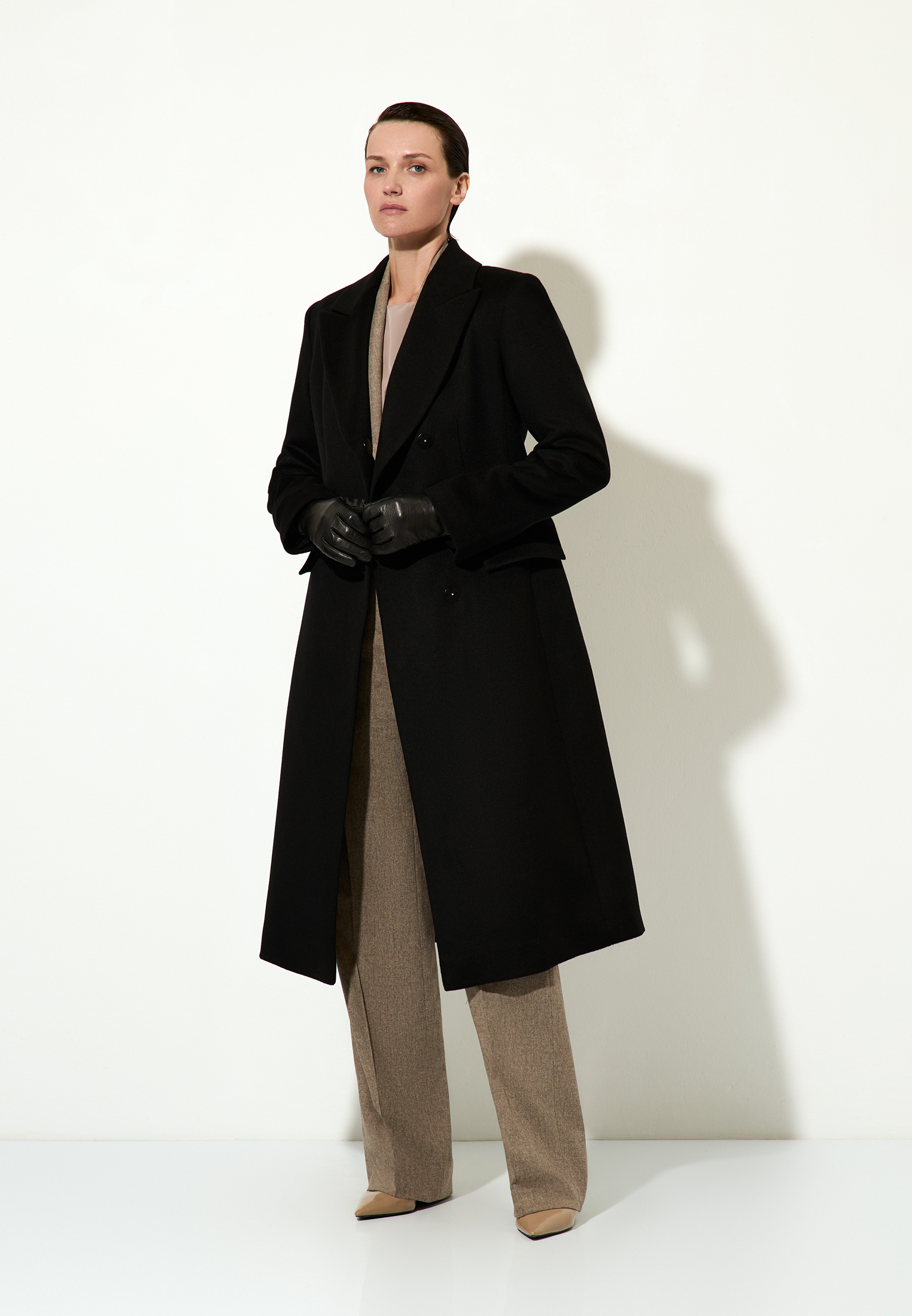 Приталенное пальто из шерсти и кашемира VASSA&Co, пол женский, цвет черный