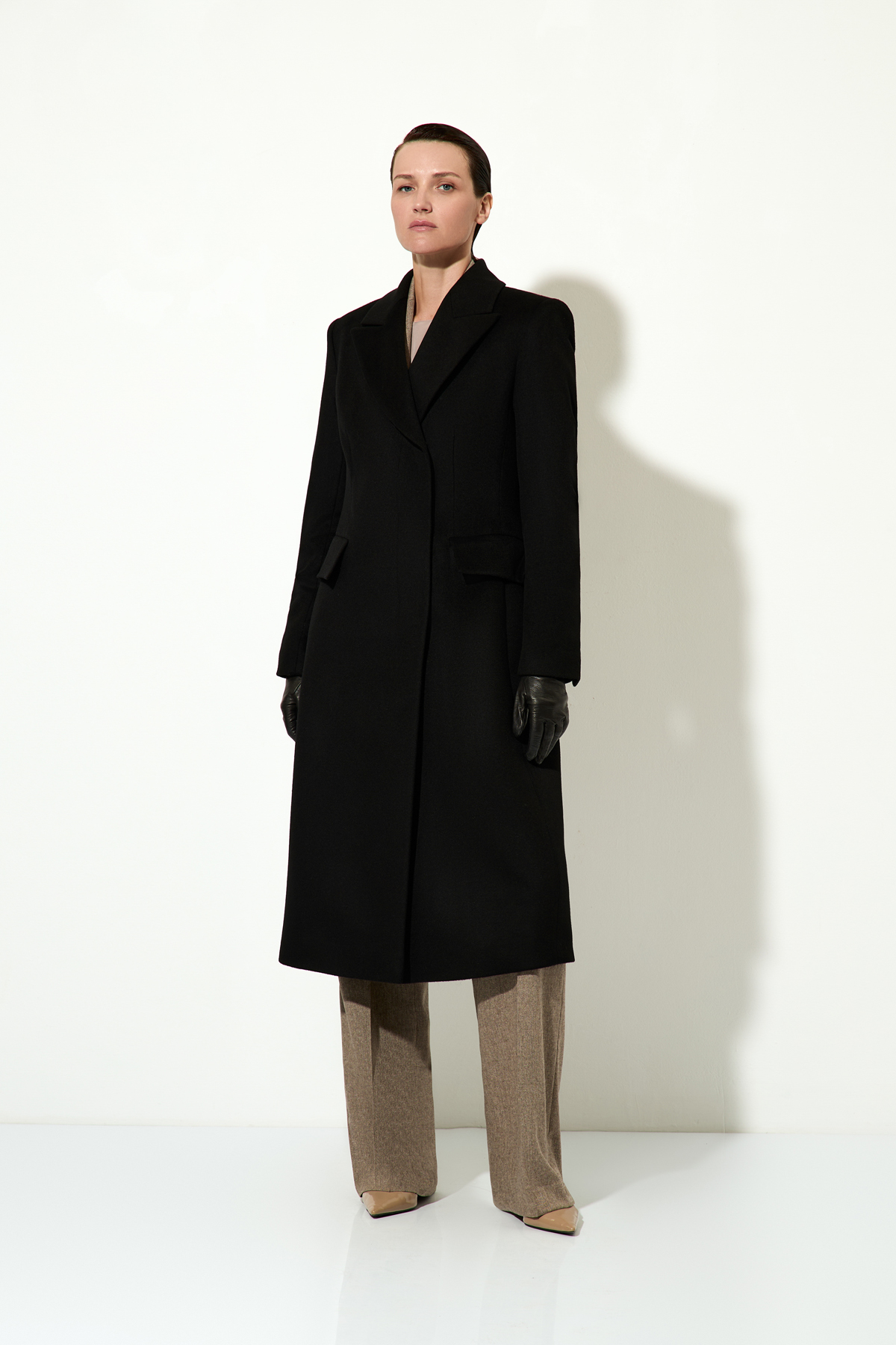 Приталенное пальто из шерсти и кашемира VASSA&Co, пол женский, цвет черный