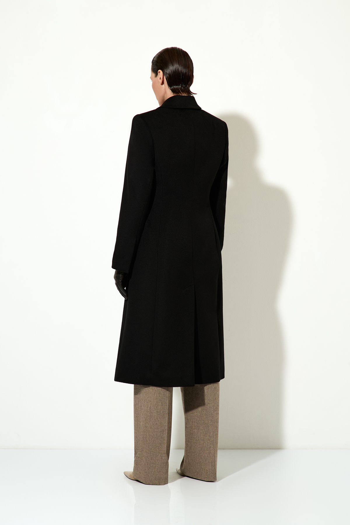 Приталенное пальто из шерсти и кашемира VASSA&Co, пол женский, цвет черный