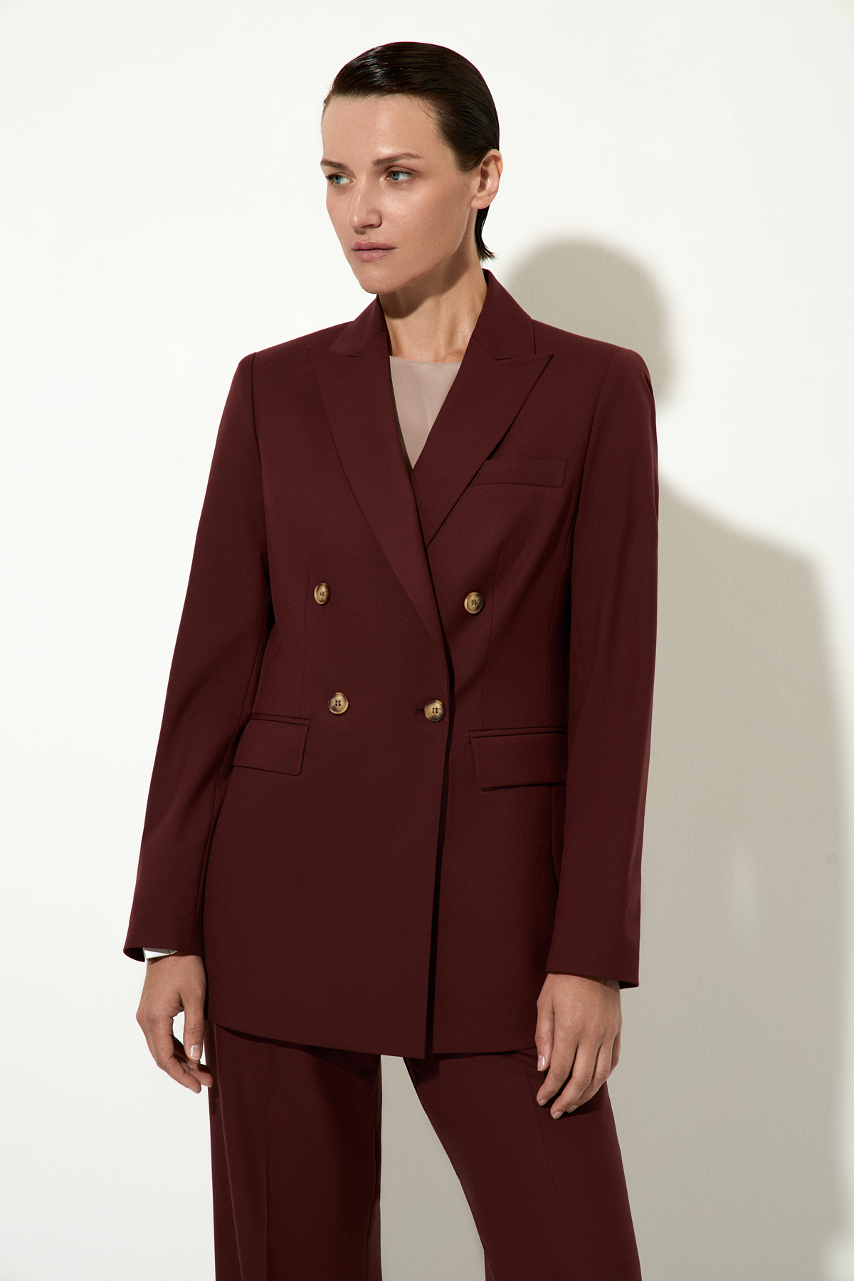 Жакет приталенного силуэта VASSA&Co, пол женский, цвет коричневый