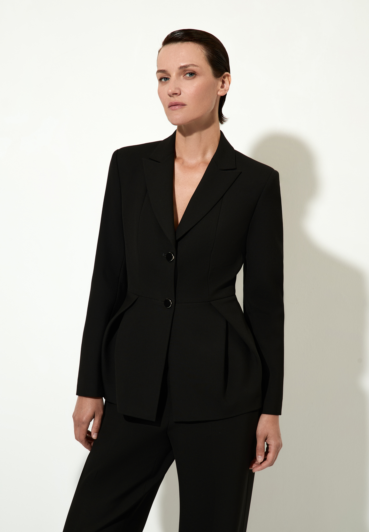 Приталенный жакет с защипами VASSA&Co, пол женский, цвет черный