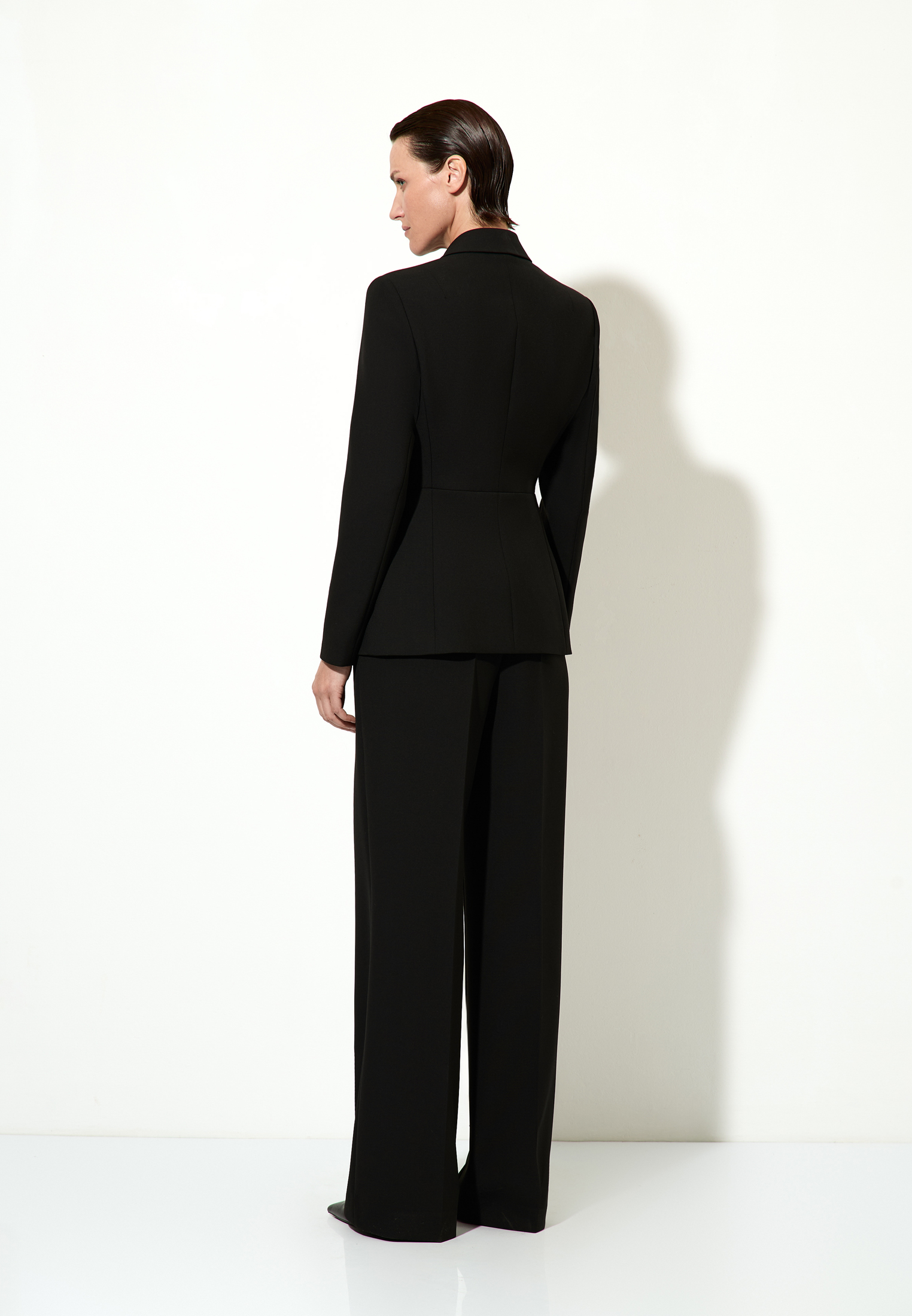 Приталенный жакет с защипами VASSA&Co, пол женский, цвет черный