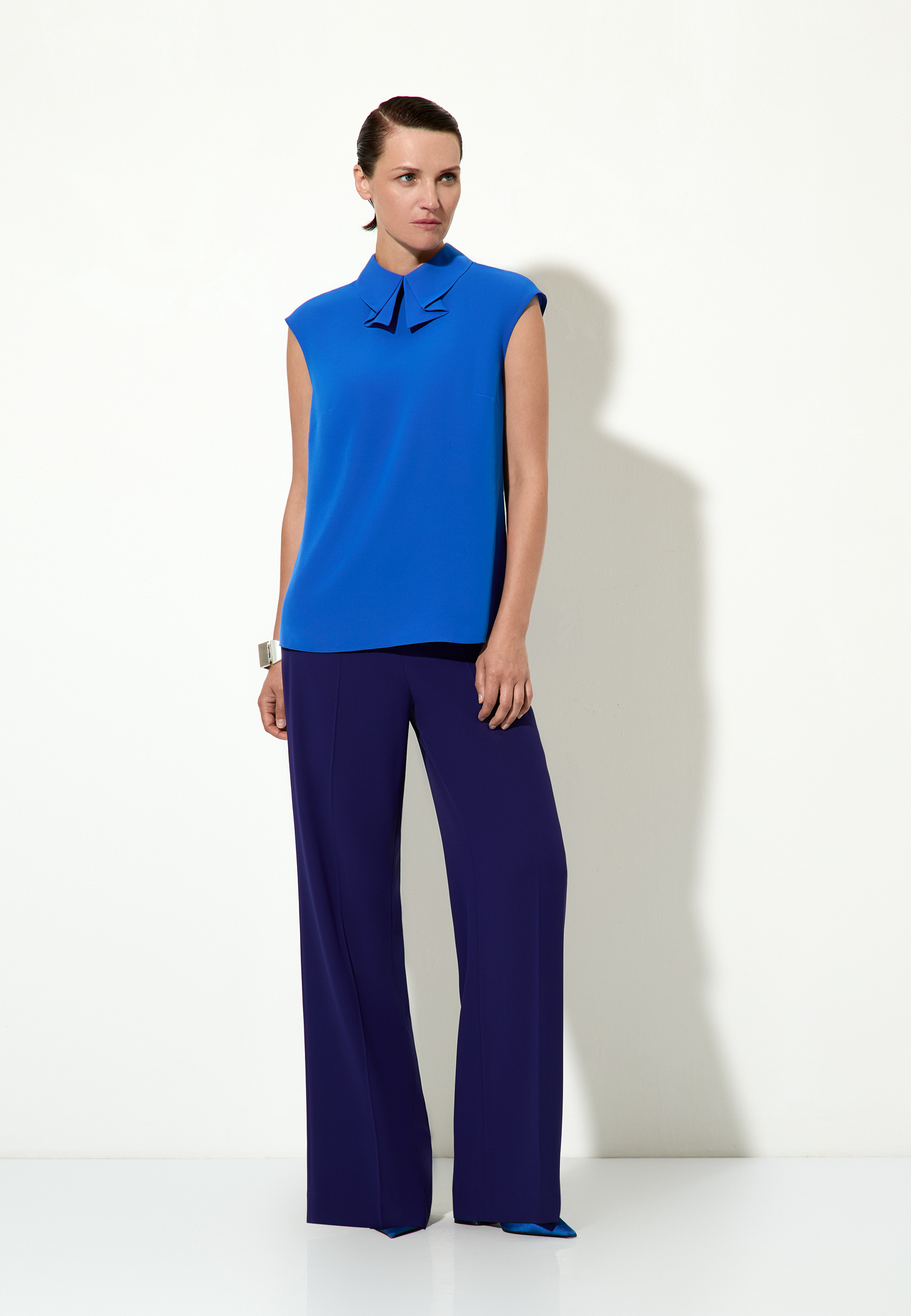 Блузка с оригинальным воротником VASSA&Co, пол женский, цвет синий