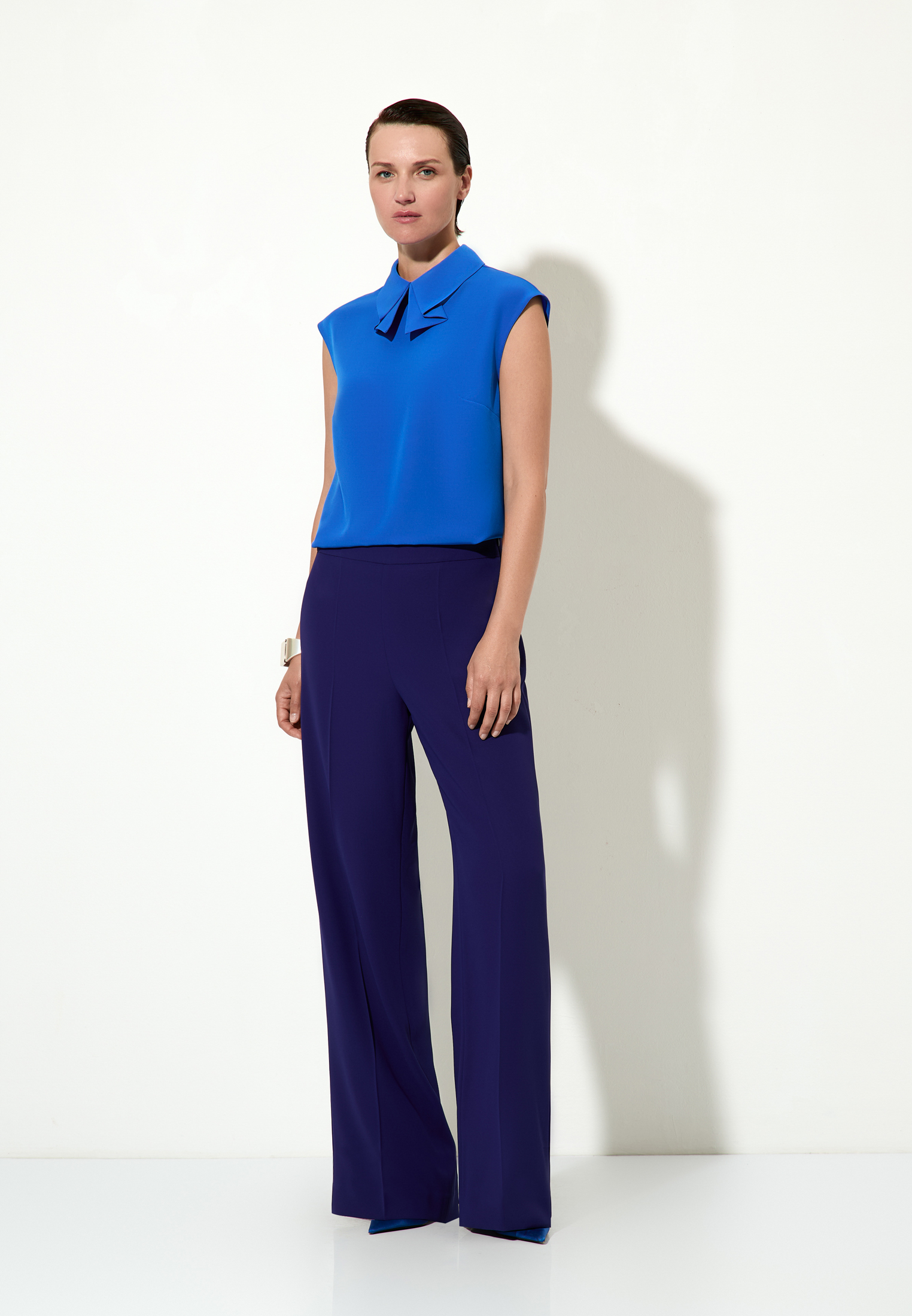 Блузка с оригинальным воротником VASSA&Co, пол женский, цвет синий