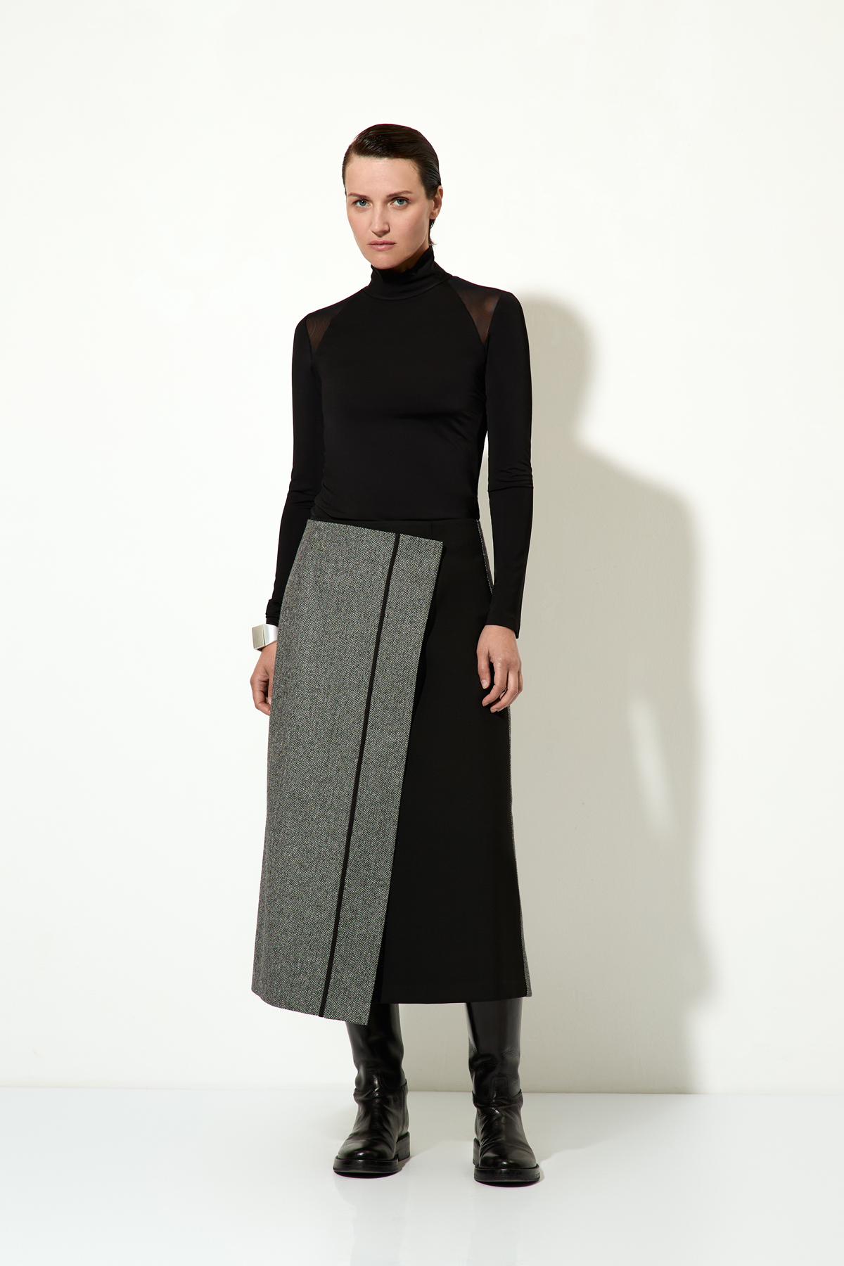 Водолазка с элементами из сетки VASSA&Co, пол женский, цвет черный