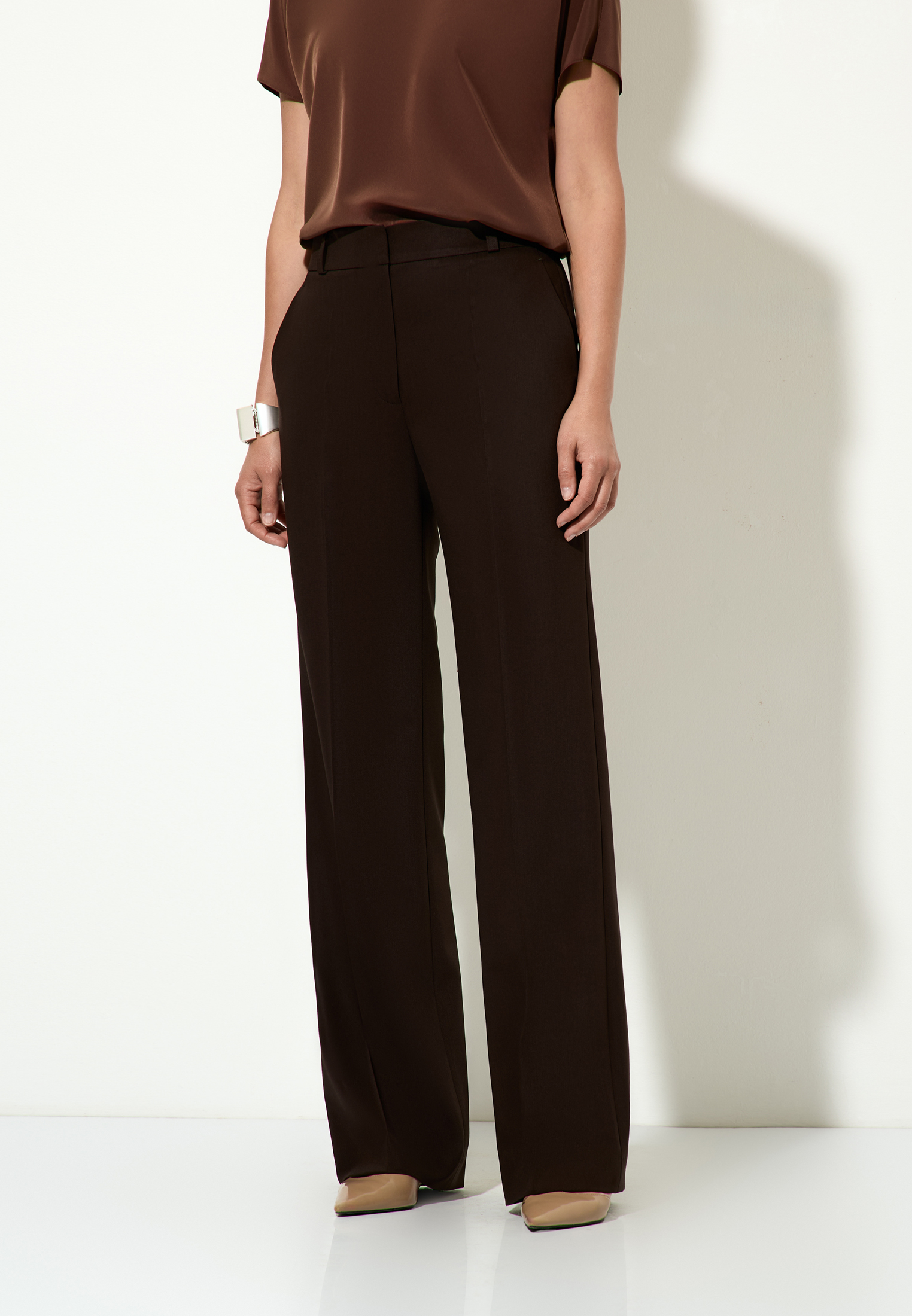 Брюки прямые VASSA&Co, пол женский, цвет коричневый