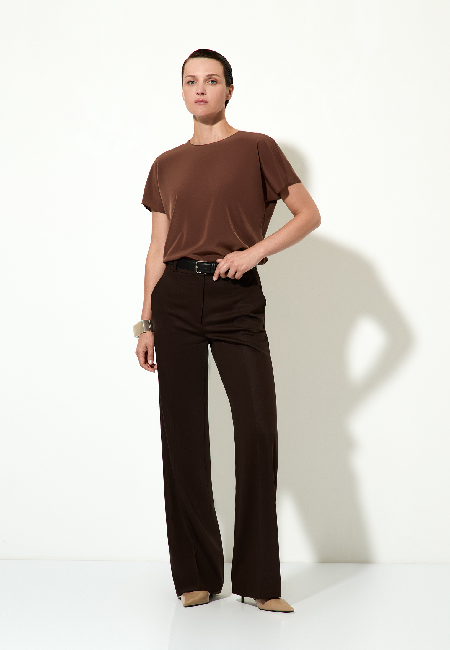 Брюки прямые VASSA&Co, пол женский, цвет коричневый