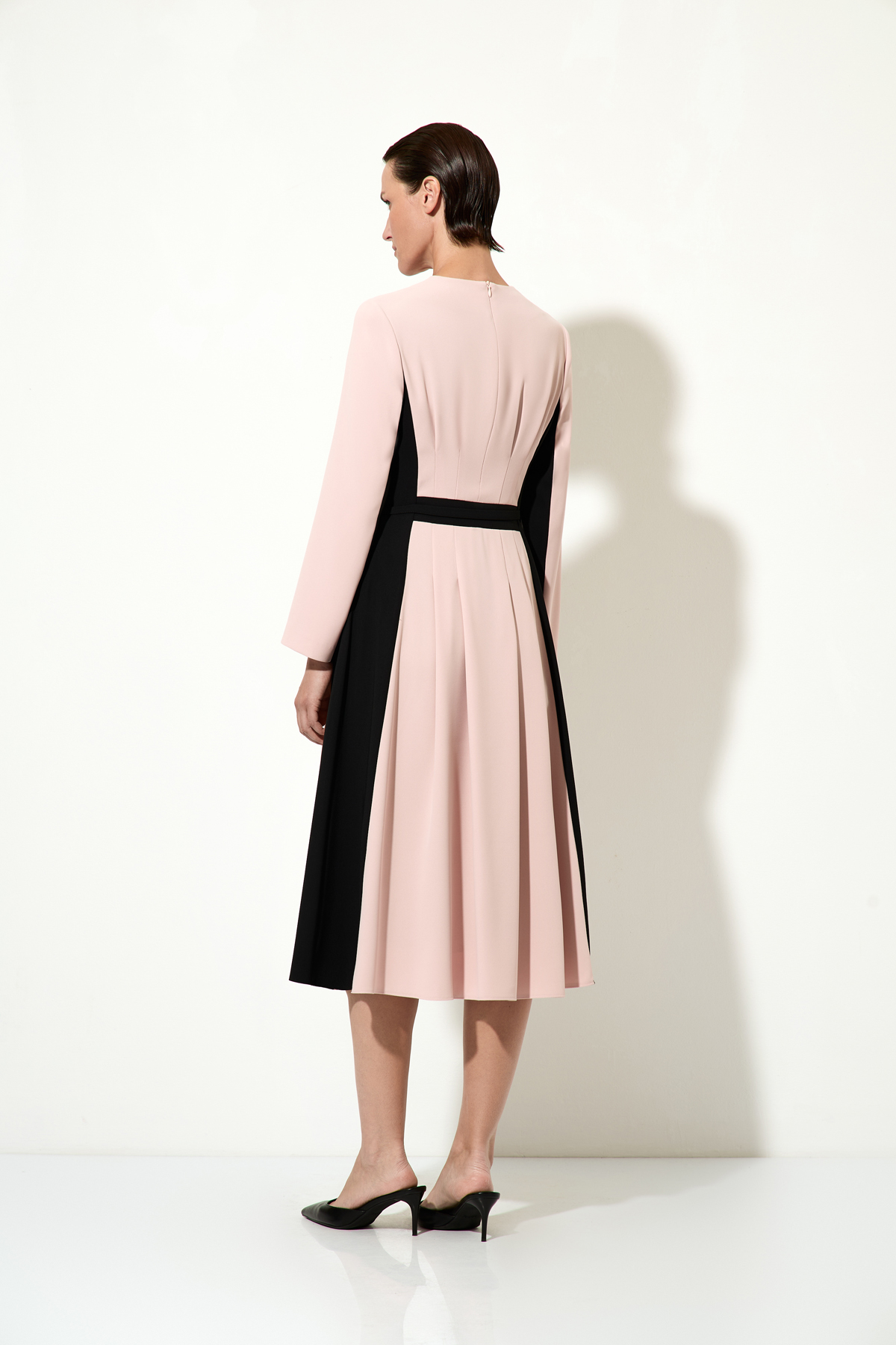 Платье-миди VASSA&Co, пол женский, цвет черный