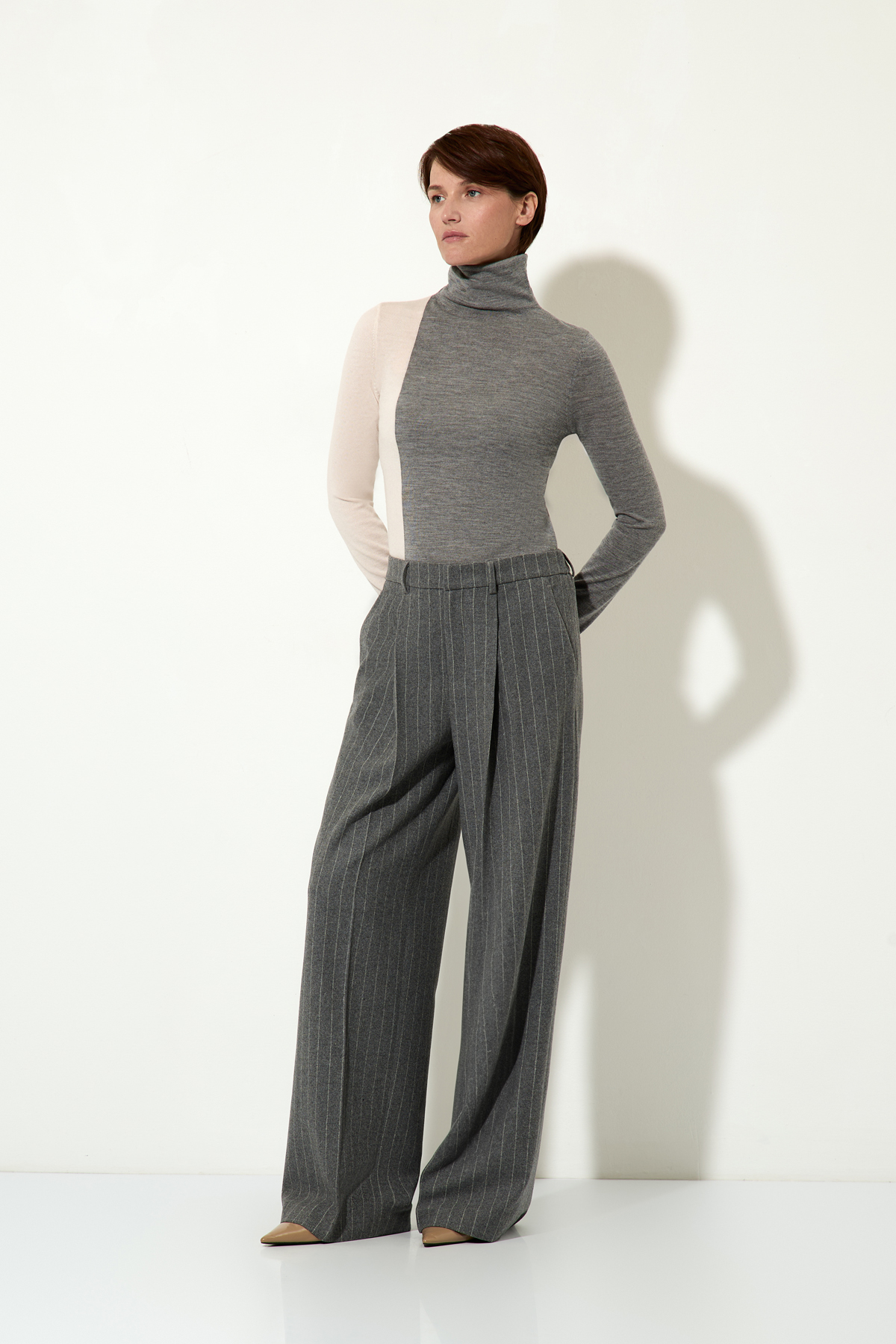 Брюки женские VASSA&Co, пол female, цвет серый