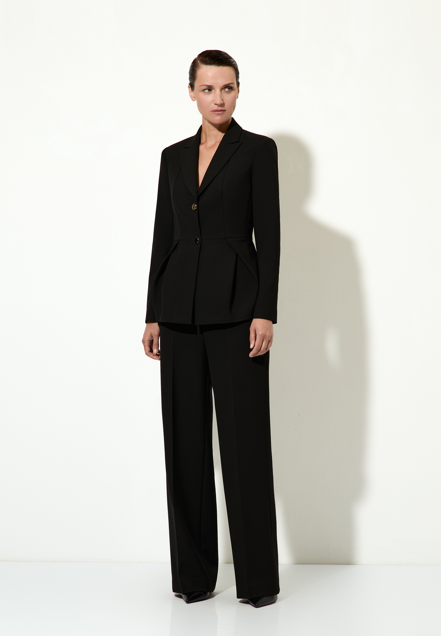 Приталенный жакет с защипами VASSA&Co, пол женский, цвет черный