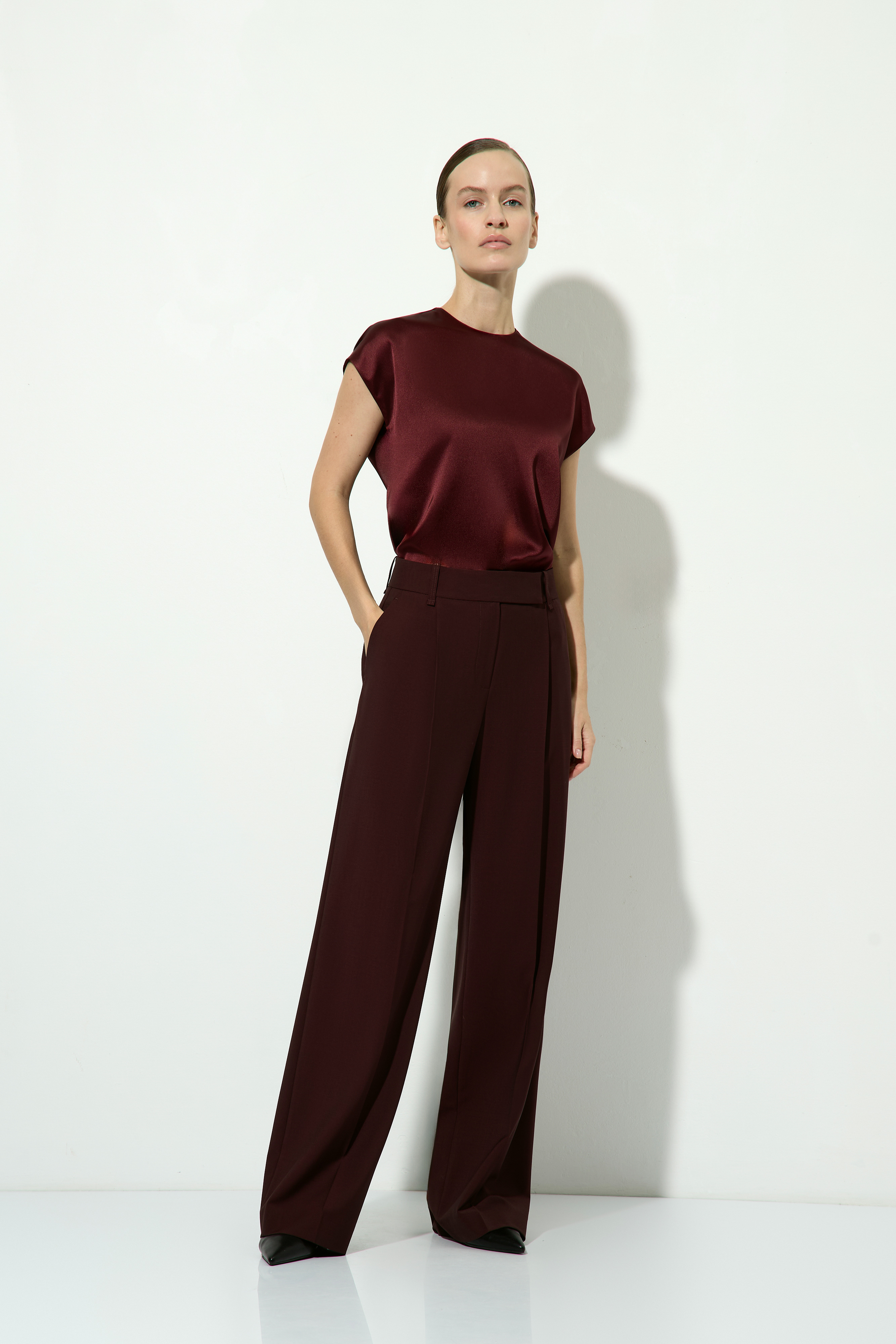 Брюки широкие бордовые VASSA&Co, пол женский, цвет бордовый