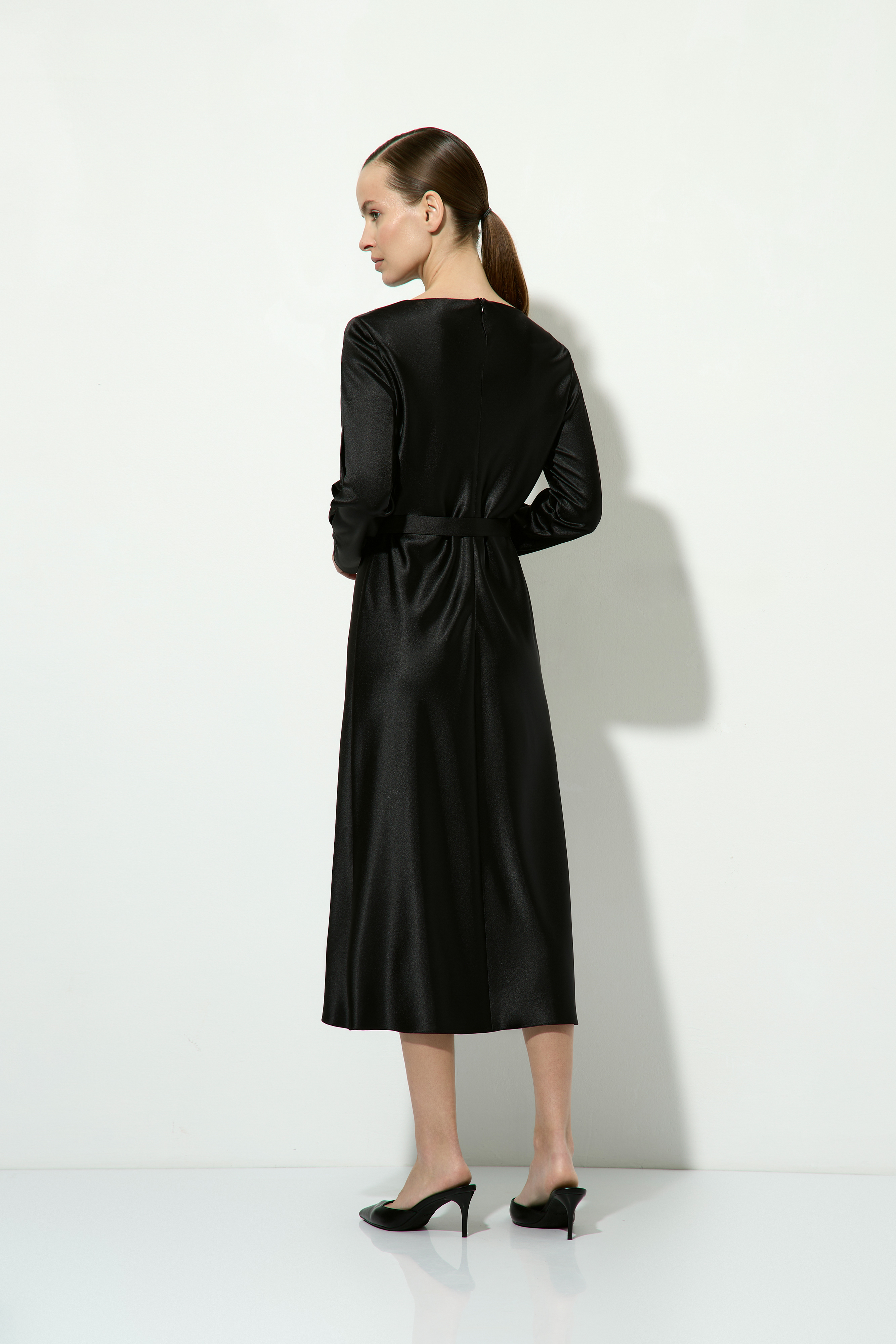 Атласное платье с поясом VASSA&Co, пол female, цвет black