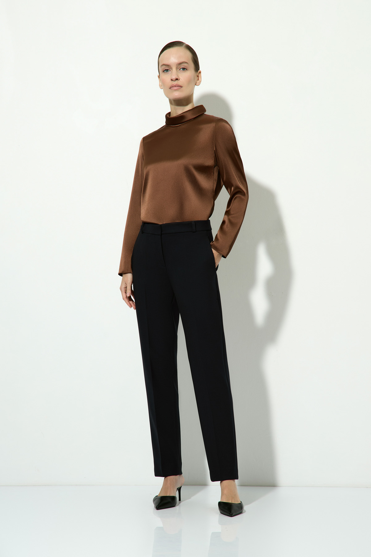 Блузка с воротником VASSA&Co, пол женский, цвет коричневый