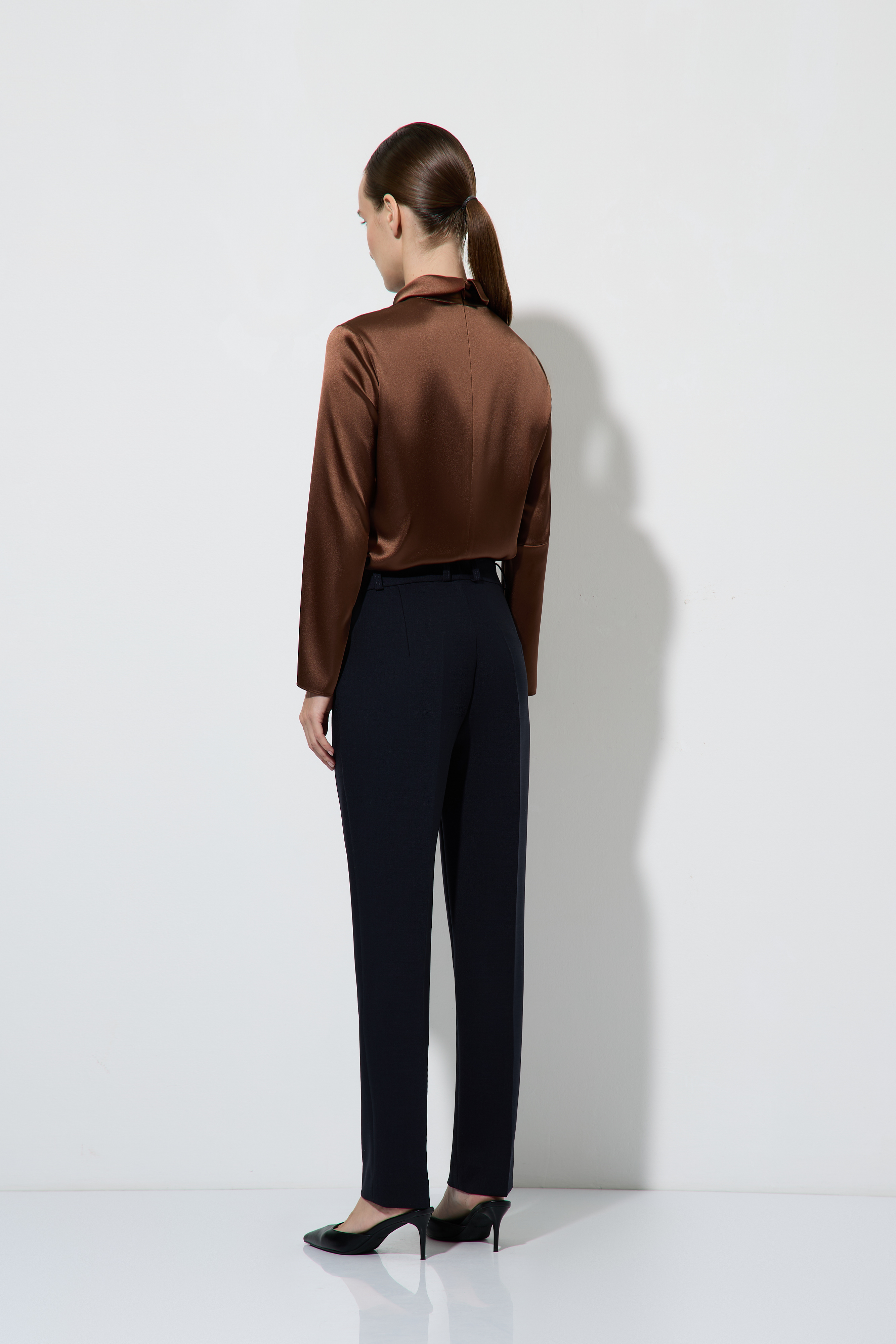 Брюки зауженные VASSA&Co, пол женский, цвет синий