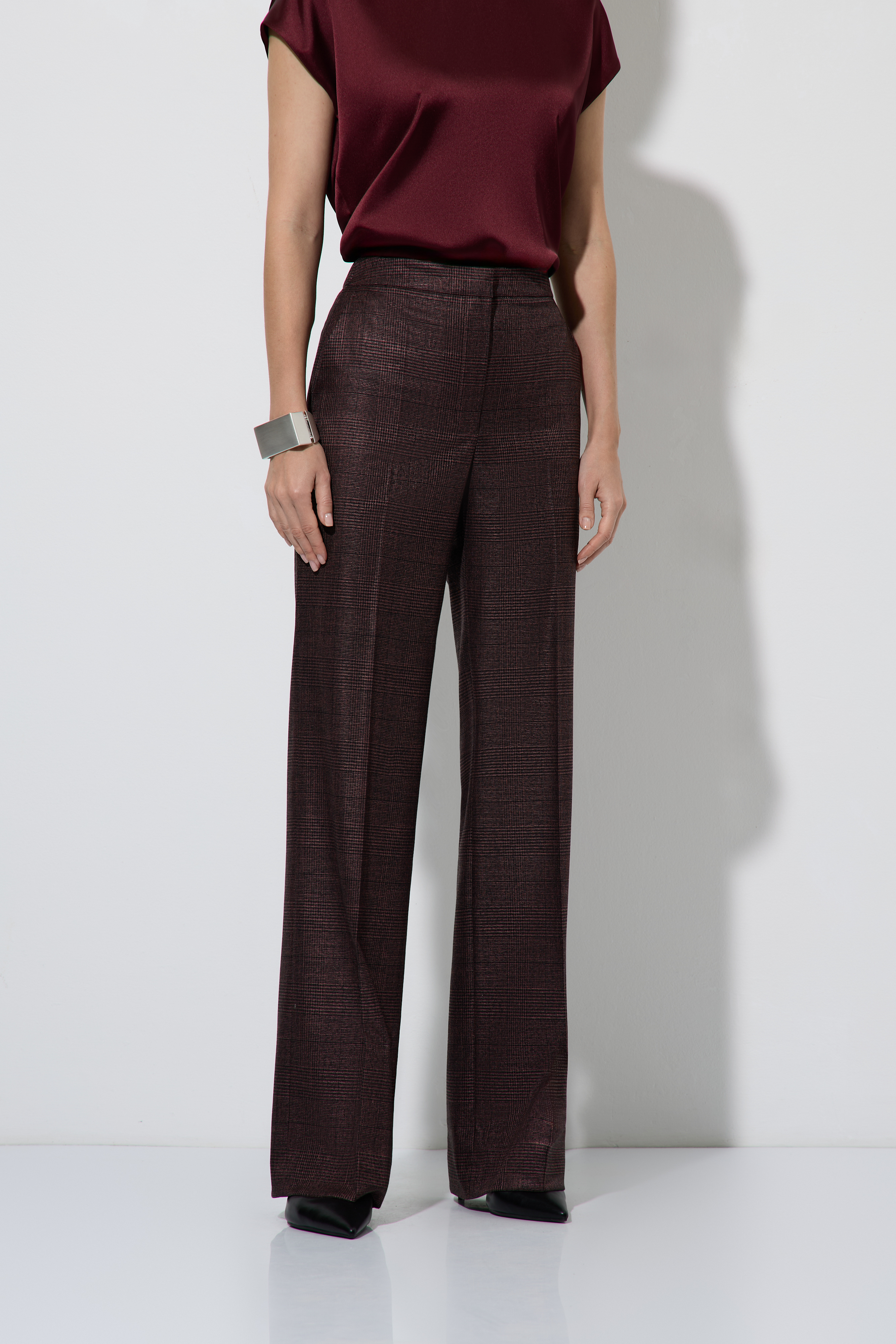 Брюки со стрелками VASSA&Co, пол женский, цвет бордовый